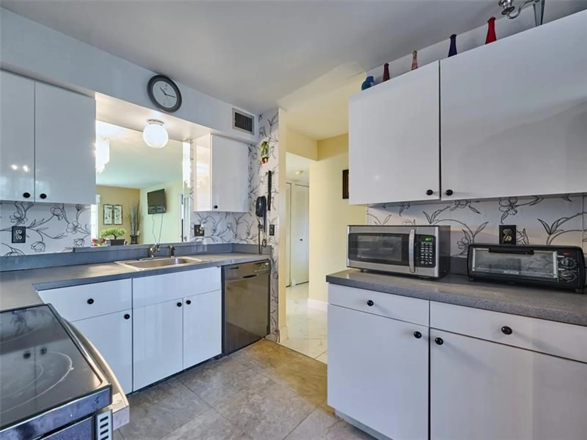 Property Slideshow image 16 of 26 | 7708 margate blvd, Margate, FL, 33063
