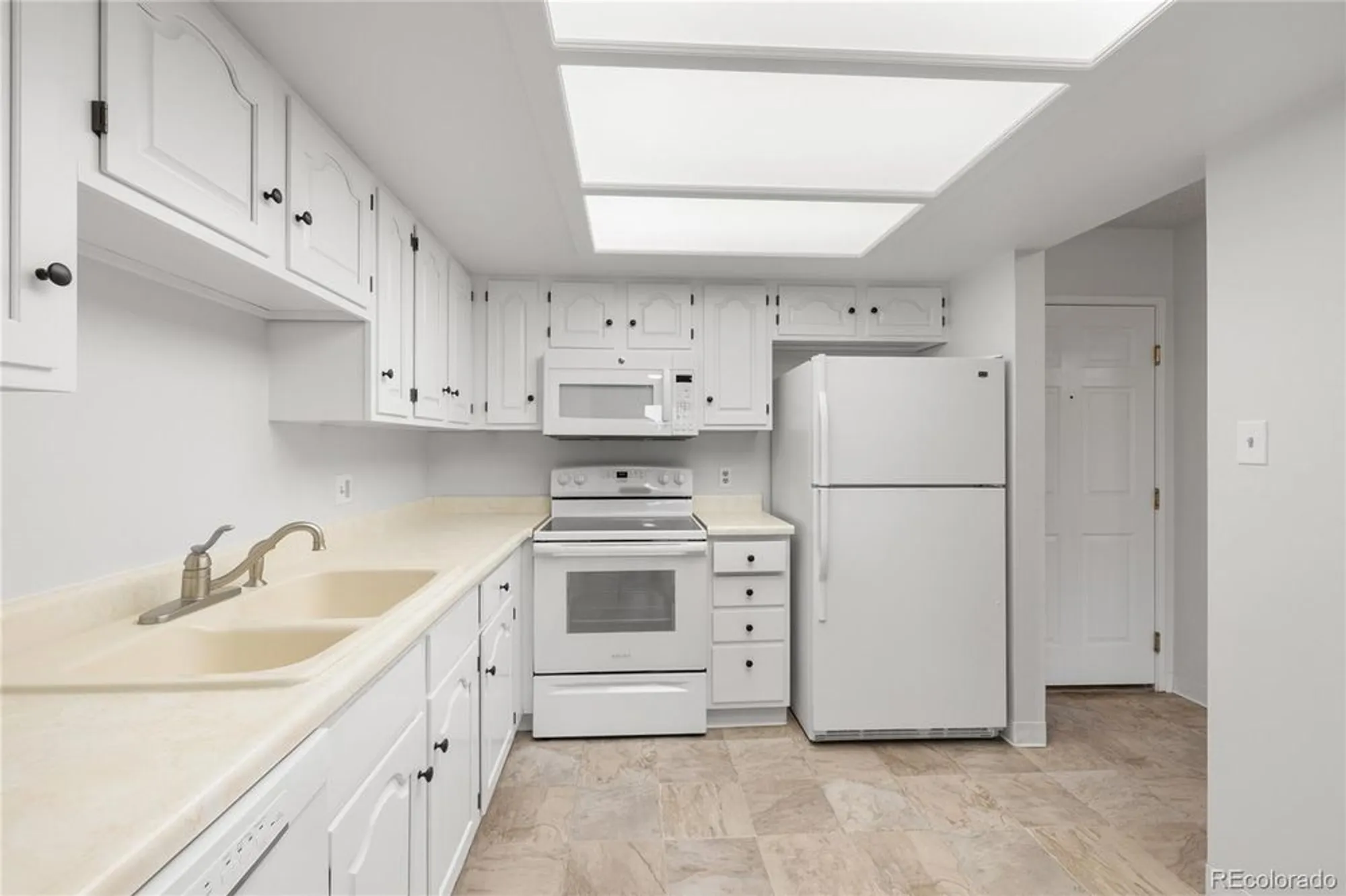 Property Slideshow image 13 of 25 | 13931 e marina dr apt 304, Aurora, CO, 80014