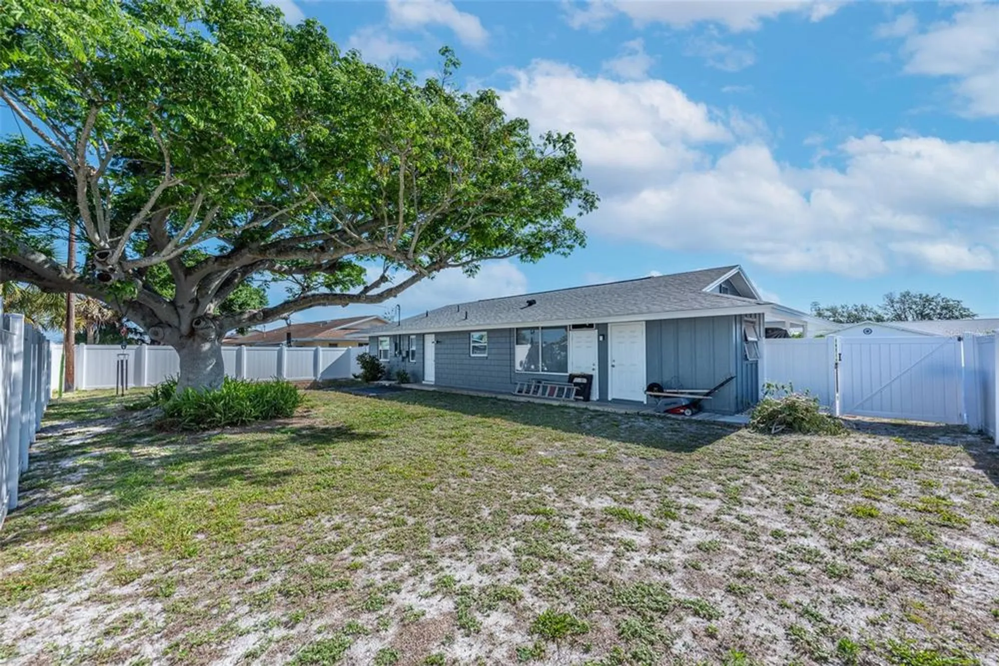 Property Slideshow image 19 of 24 | 906 hacienda dr, Sun City Center, FL, 33573