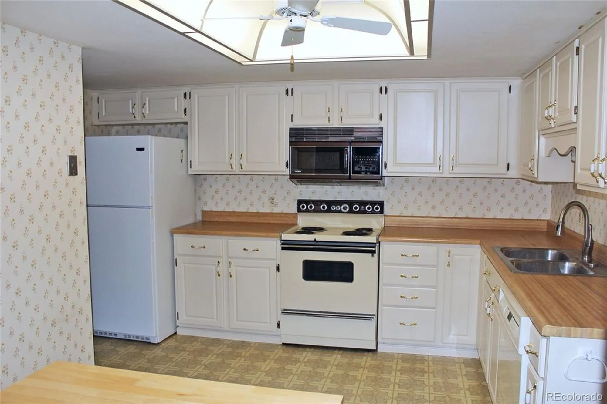 Property Slideshow image 9 of 25 | 13952 e marina dr 606, Aurora, CO, 80014