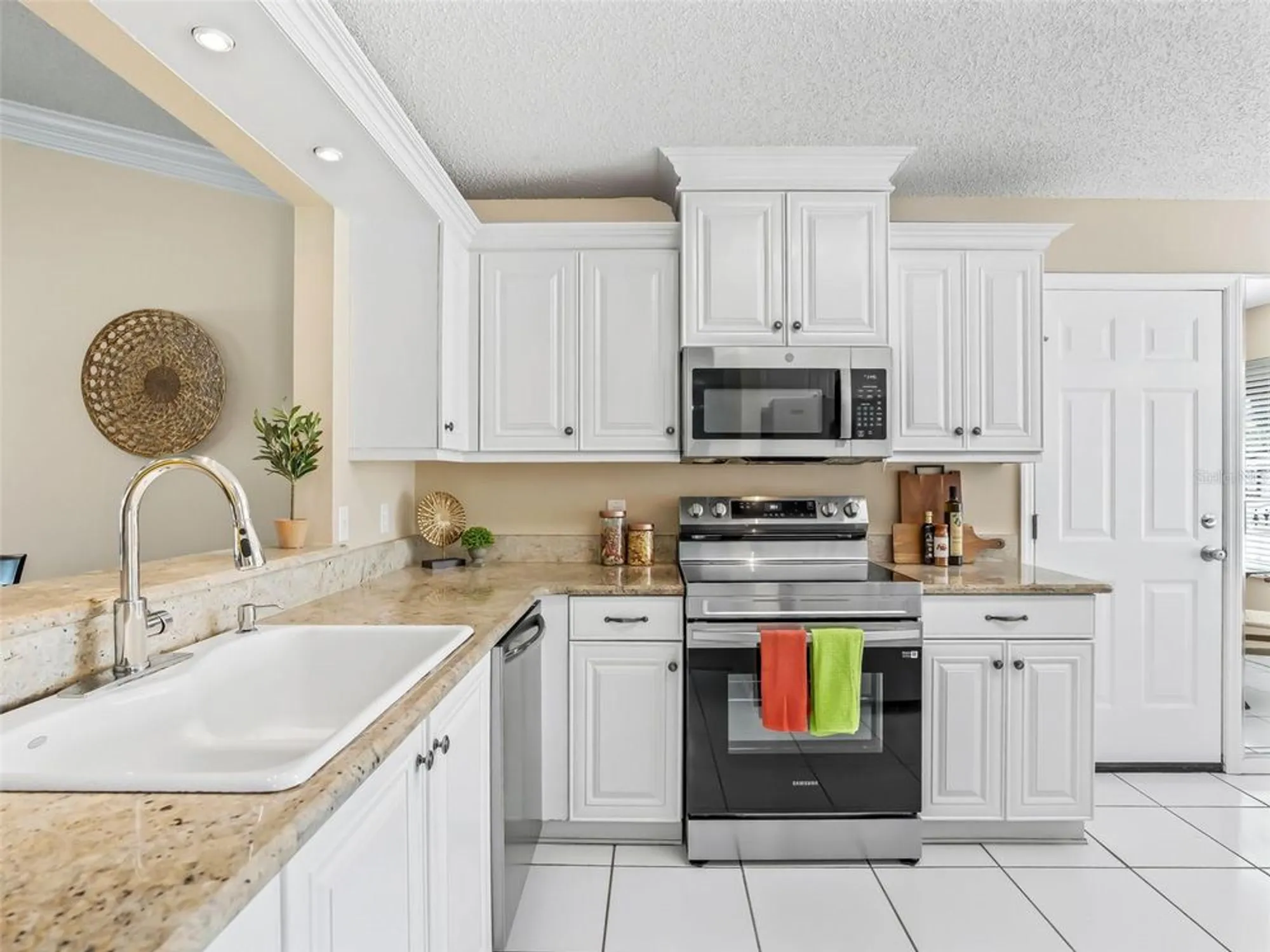 Property Slideshow image 22 of 51 | 1013 del rio dr, Lady Lake, FL, 32159