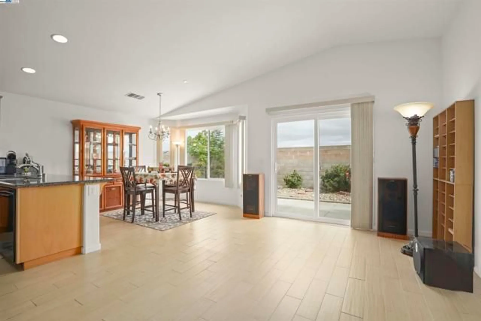 Property Slideshow image 7 of 40 | 422 saddle rock ln, Rio Vista, CA, 94571