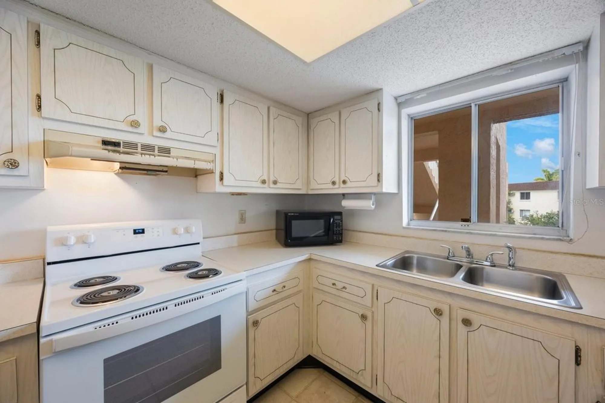 Property Slideshow image 8 of 39 | 4155 heron way # e-301, Bradenton, FL, 34205