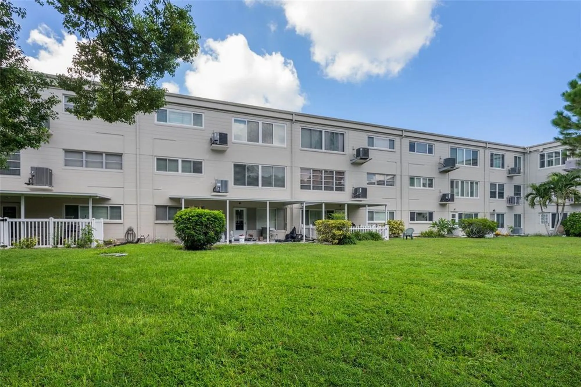 Property Slideshow image 6 of 61 | 2440 world parkway blvd 38, Clearwater, FL, 33763