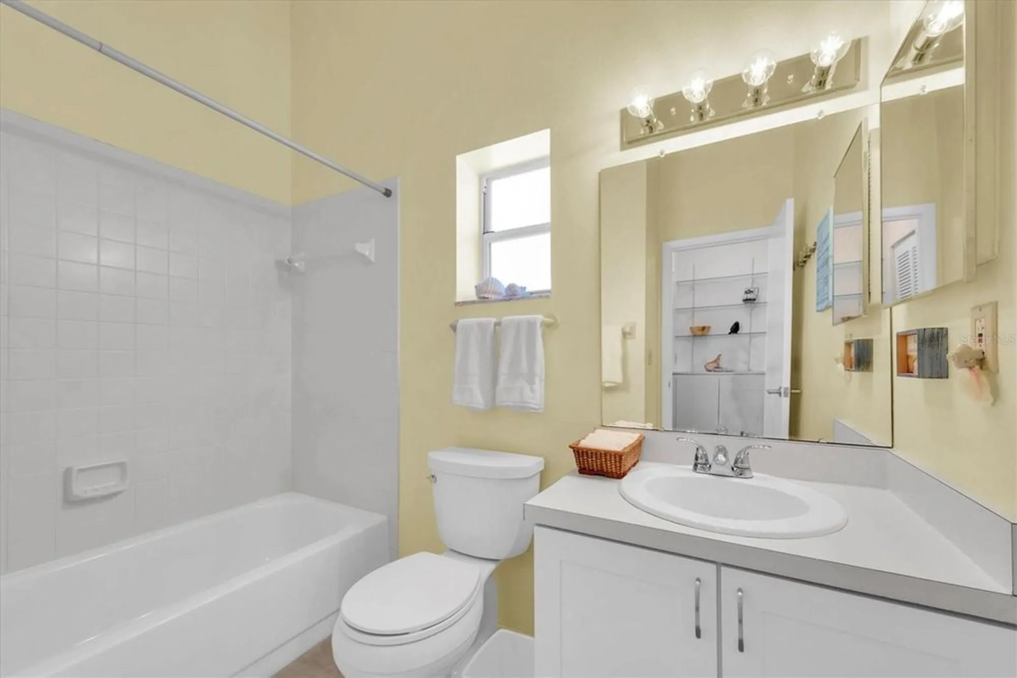 Property Slideshow image 23 of 57 | 801 waterside ln, Bradenton, FL, 34209