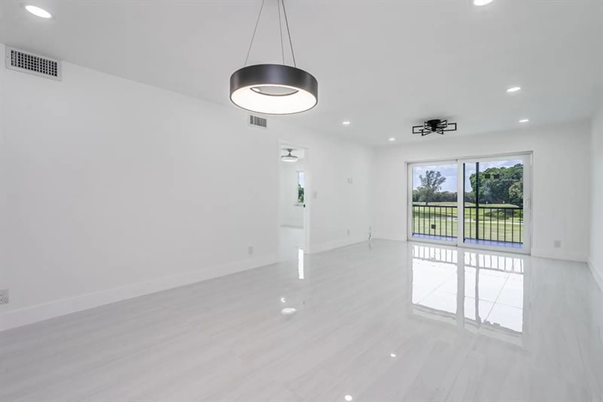Property Slideshow image 5 of 61 | 9811 n hollybrook lake dr 308, Pembroke Pines, FL, 33025