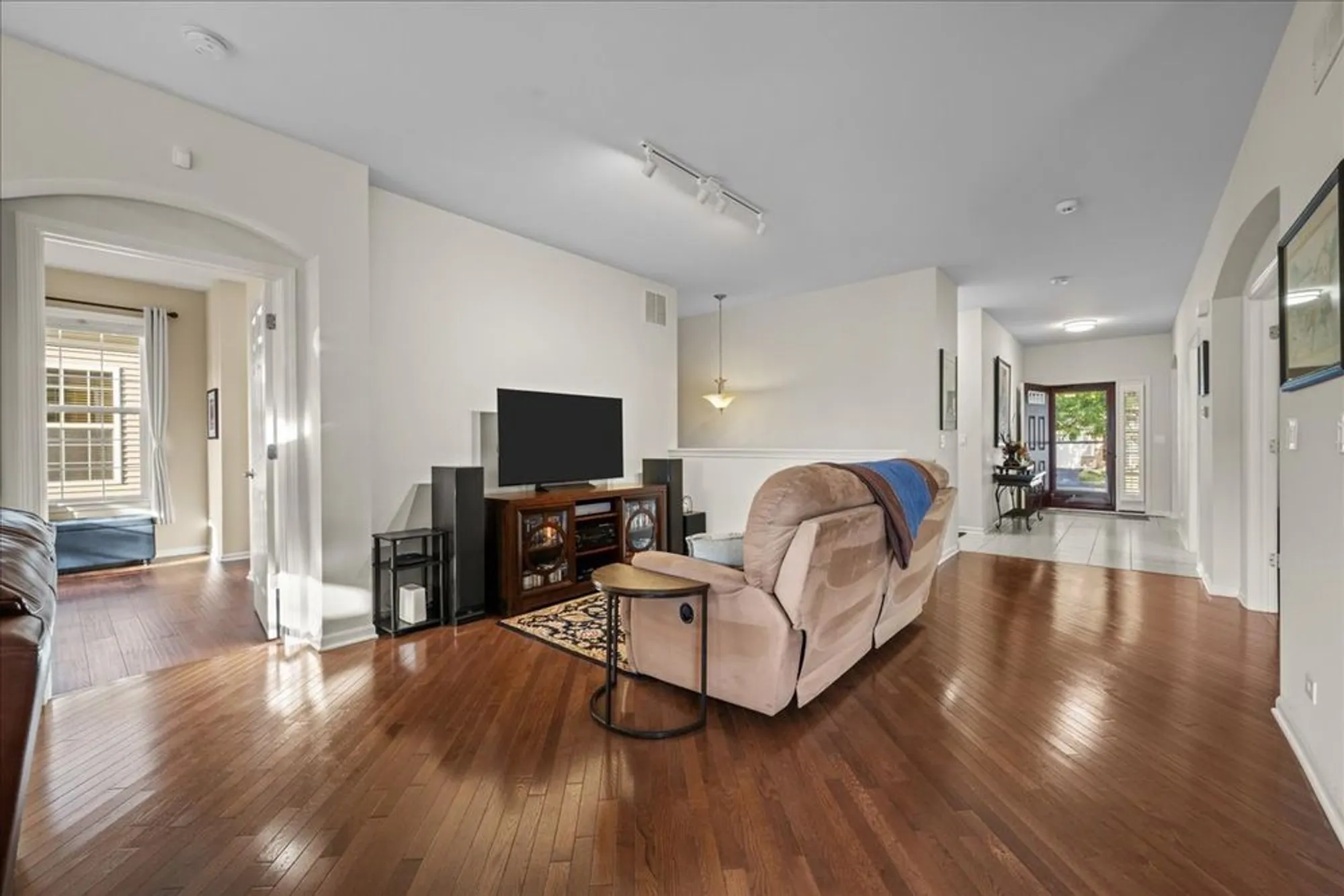 Property Slideshow image 14 of 30 | 1148 drury ln, Aurora, IL, 60502