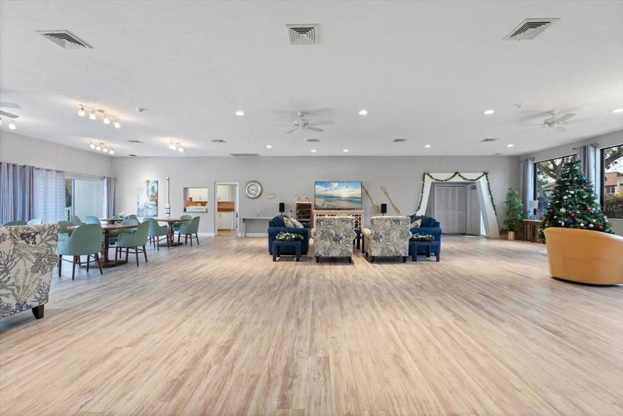Property Slideshow image 27 of 33 | 2522 clubhouse dr unit 204, Sarasota, FL, 34232