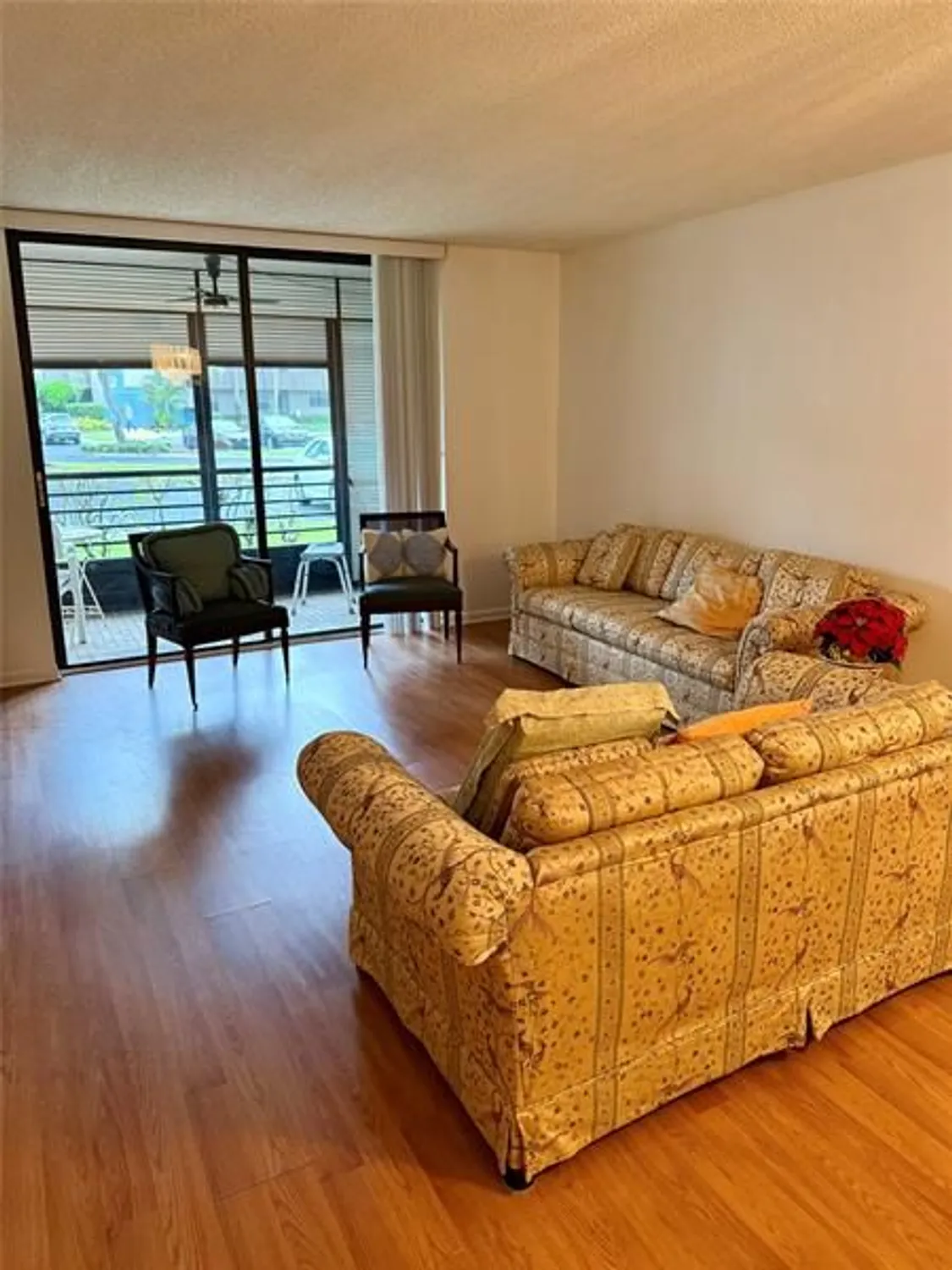 Property Slideshow image 11 of 23 | 900 colony point cir 121, Pembroke Pines, FL, 33026