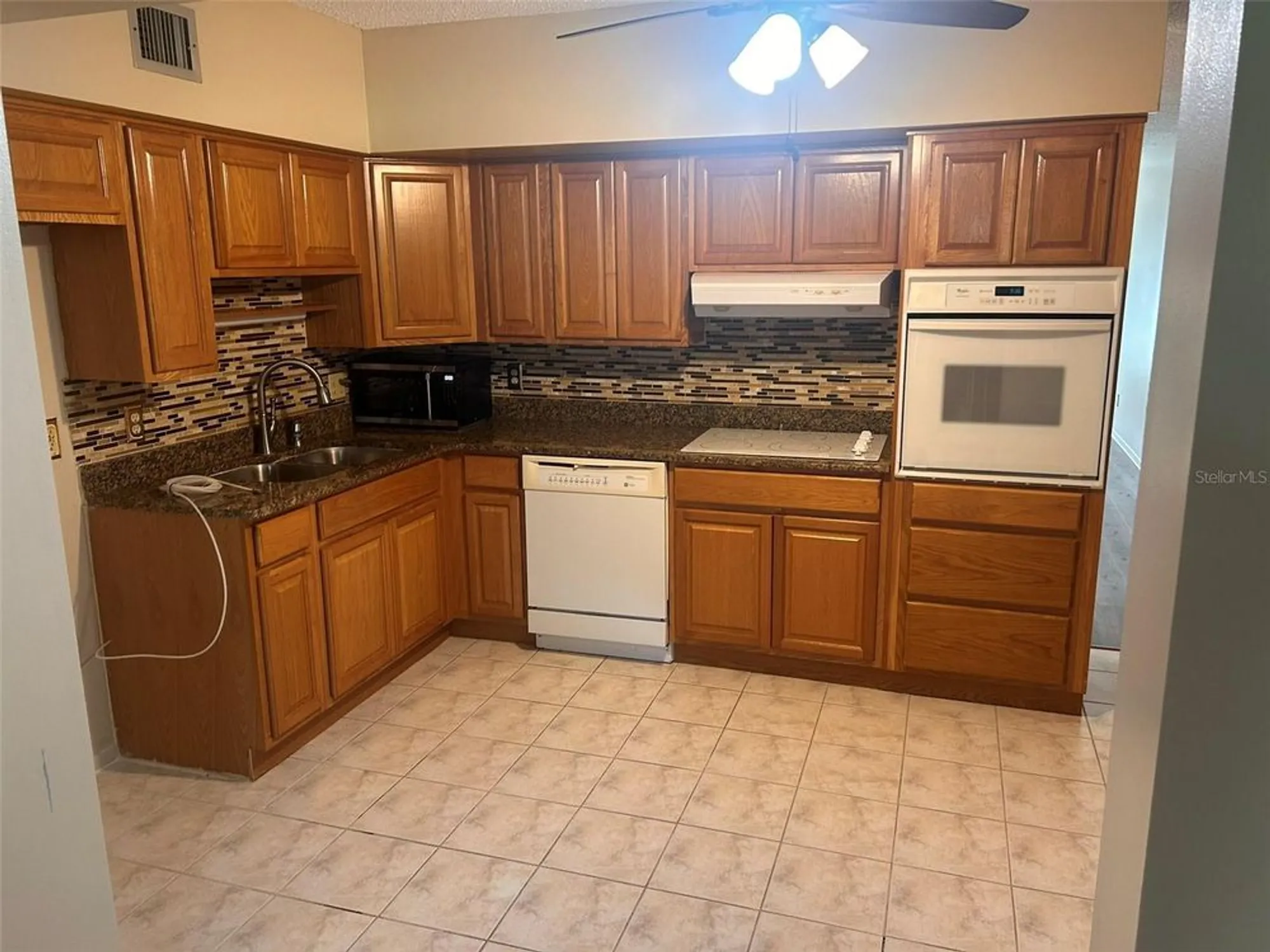 Property Slideshow image 10 of 55 | 2402 ecuadorian way apt 18, Clearwater, FL, 33763