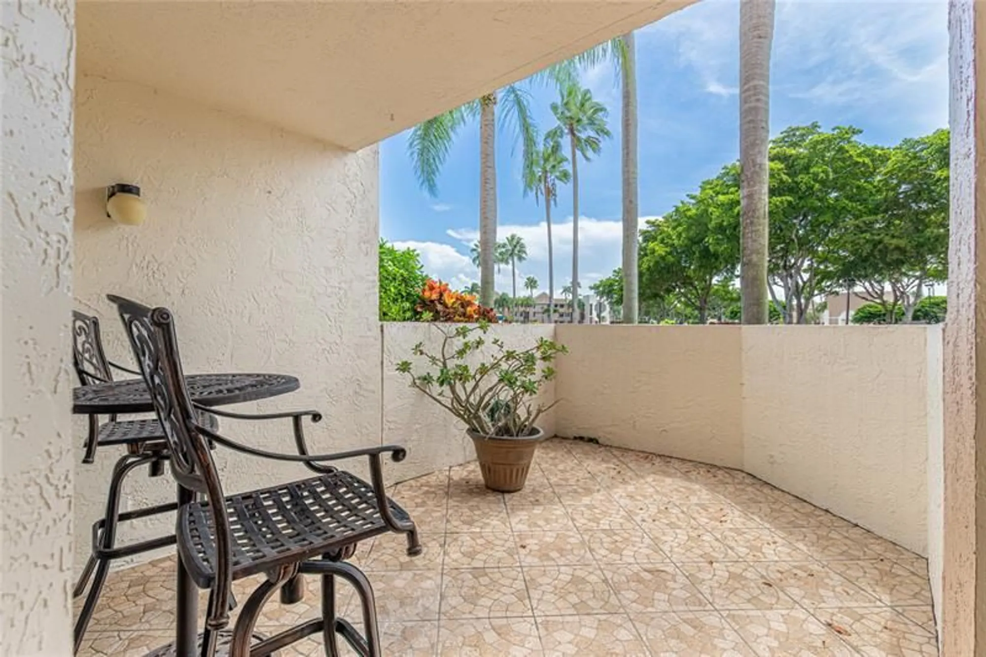Property Slideshow image 6 of 50 | 7312 fairfax dr 102, Tamarac, FL, 33321
