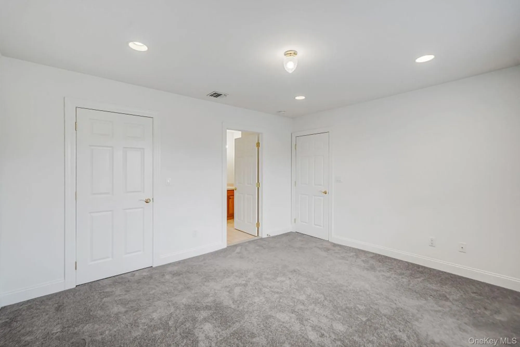 Property Slideshow image 16 of 29 | 1126 savoy dr, Melville, NY, 11747