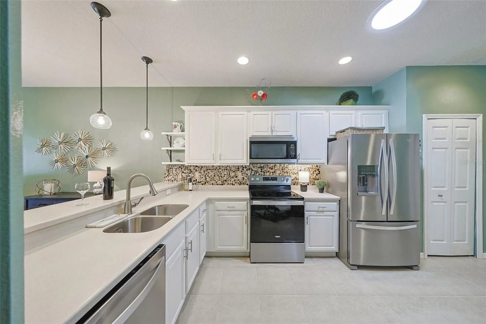 Property Slideshow image 11 of 70 | 329 bluewater falls ct, Apollo Beach, FL, 33572