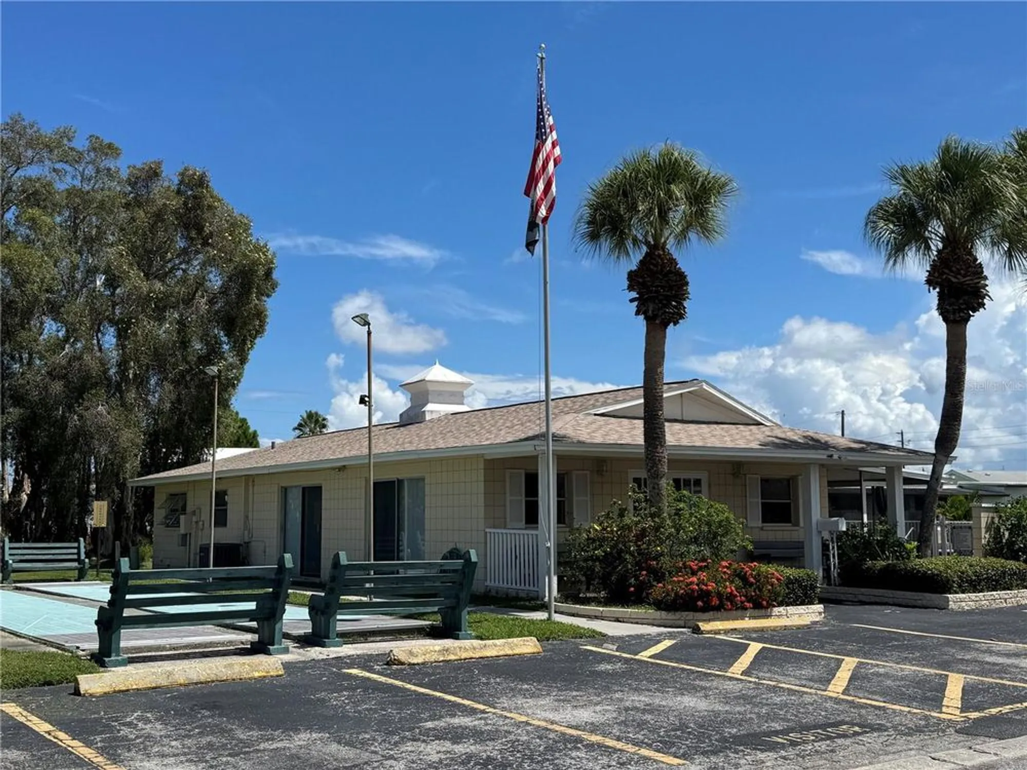 Property Slideshow image 5 of 20 | 857 cambridge ct, Dunedin, FL, 34698