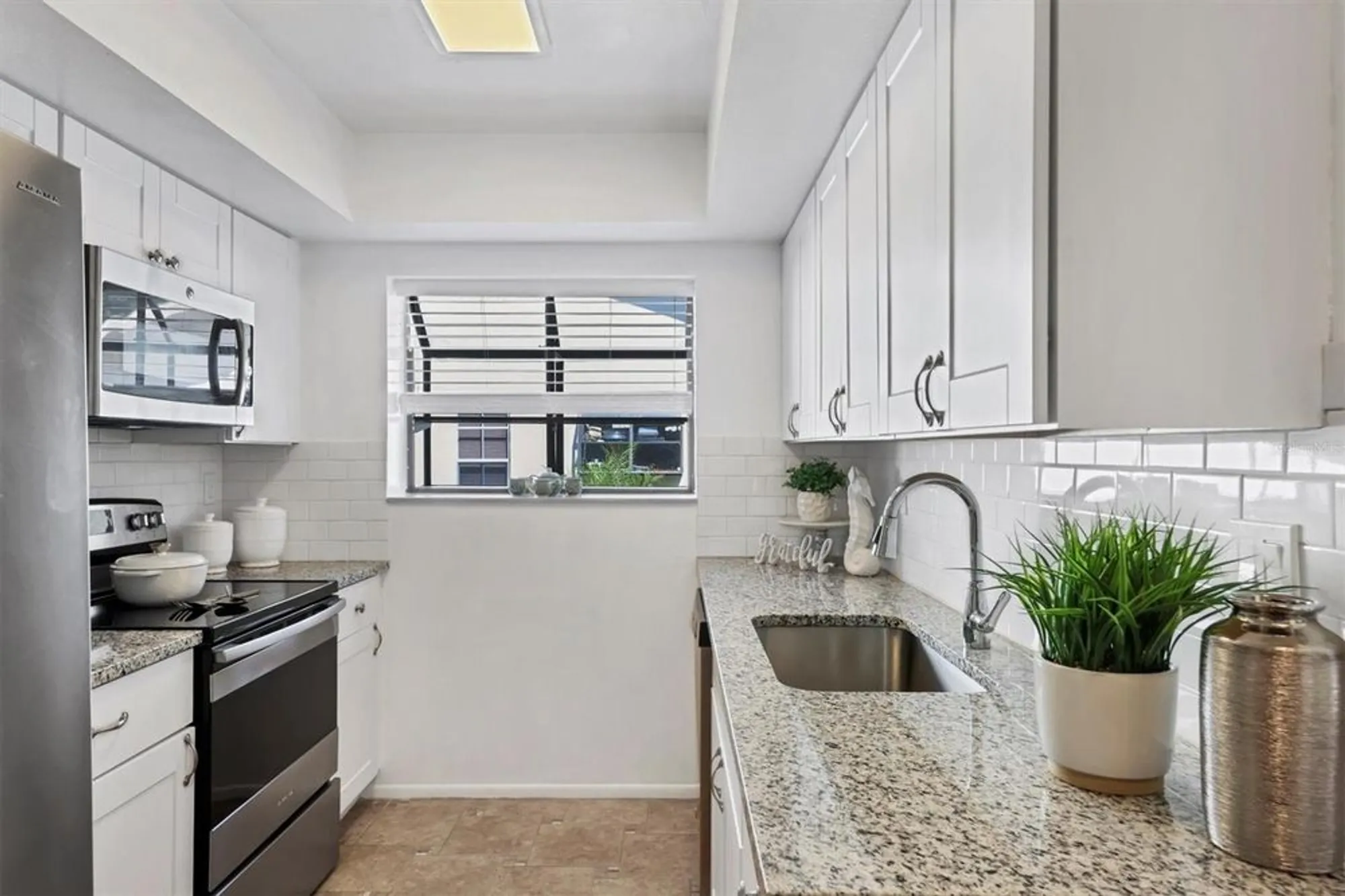 Property Slideshow image 10 of 44 | 4247 oakhurst cir 3033, Sarasota, FL, 34233