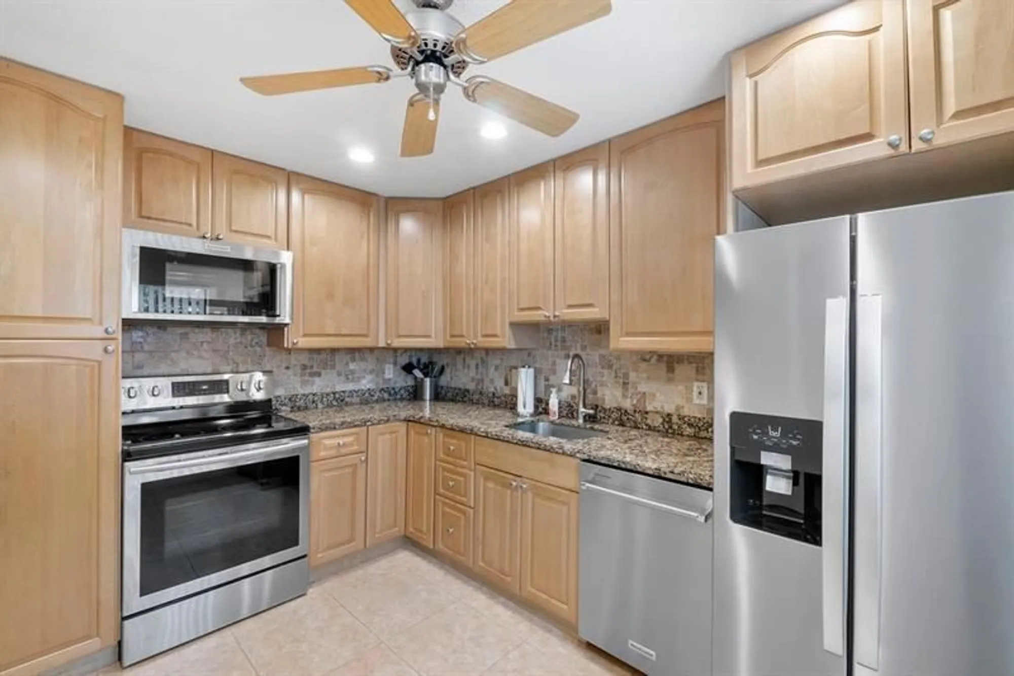 Property Slideshow image 10 of 38 | 21452 juego cir apt 31a, Boca Raton, FL, 33433