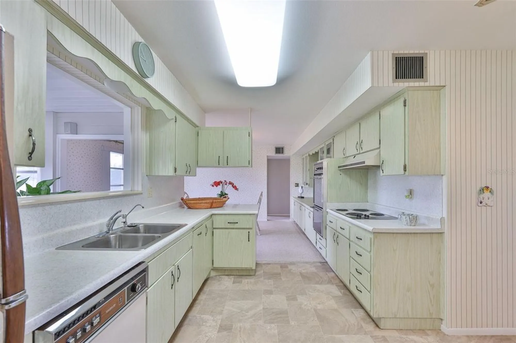 Property Slideshow image 3 of 41 | 823 fox hills dr, Sun City Center, FL, 33573