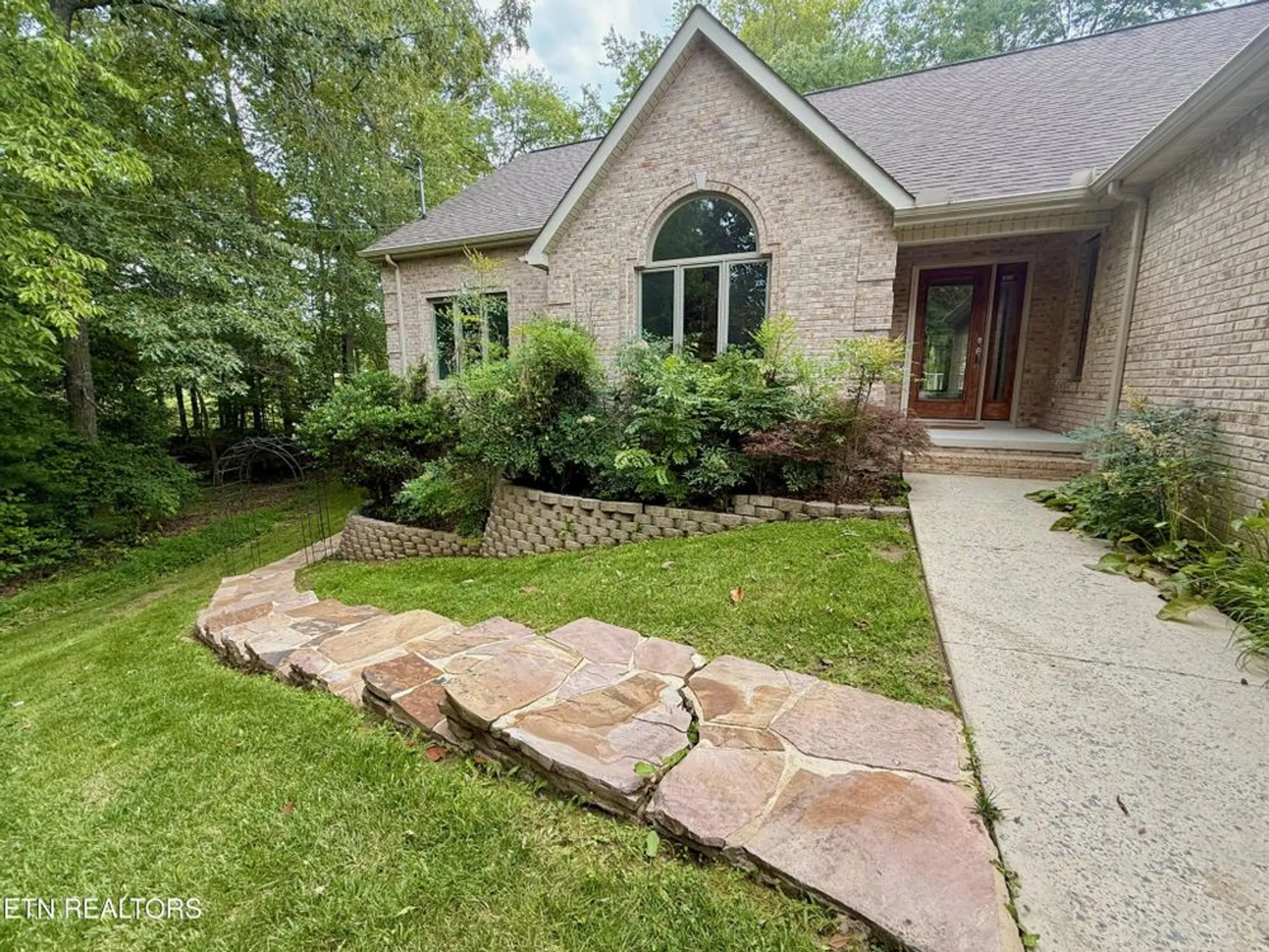 Property Slideshow image 2 of 55 | 17 kenwood ct, Crossville, TN, 38558