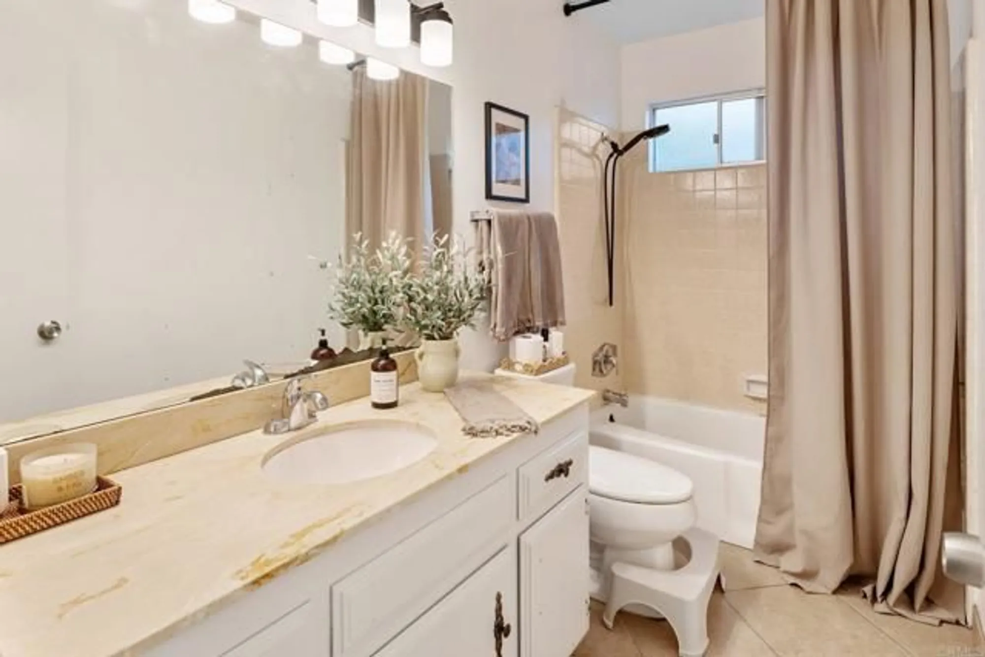 Property Slideshow image 29 of 53 | 10512 moon view way, Escondido, CA, 92026