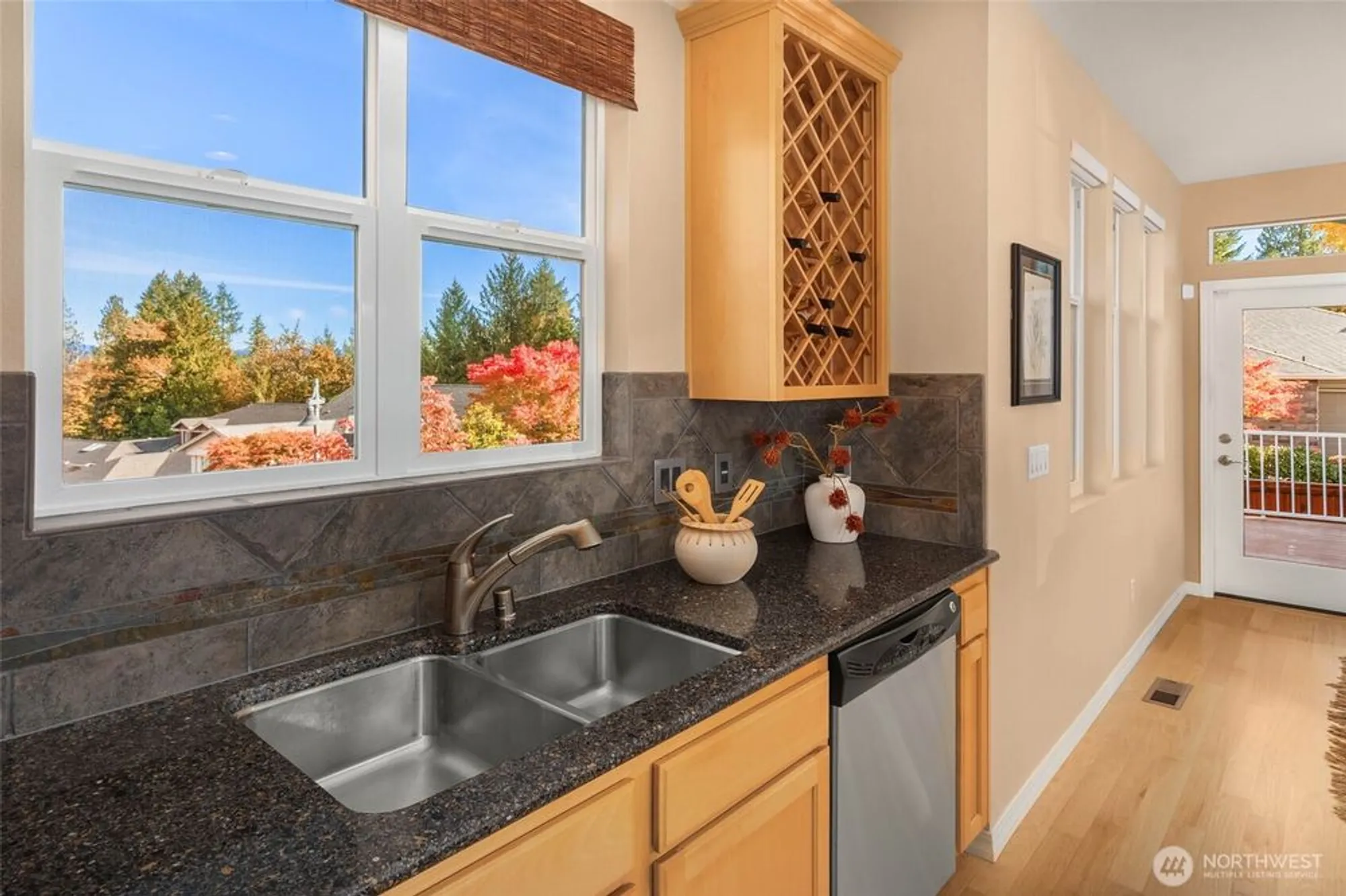 Property Slideshow image 12 of 25 | 12429 243rd pl, Redmond, WA, 98053