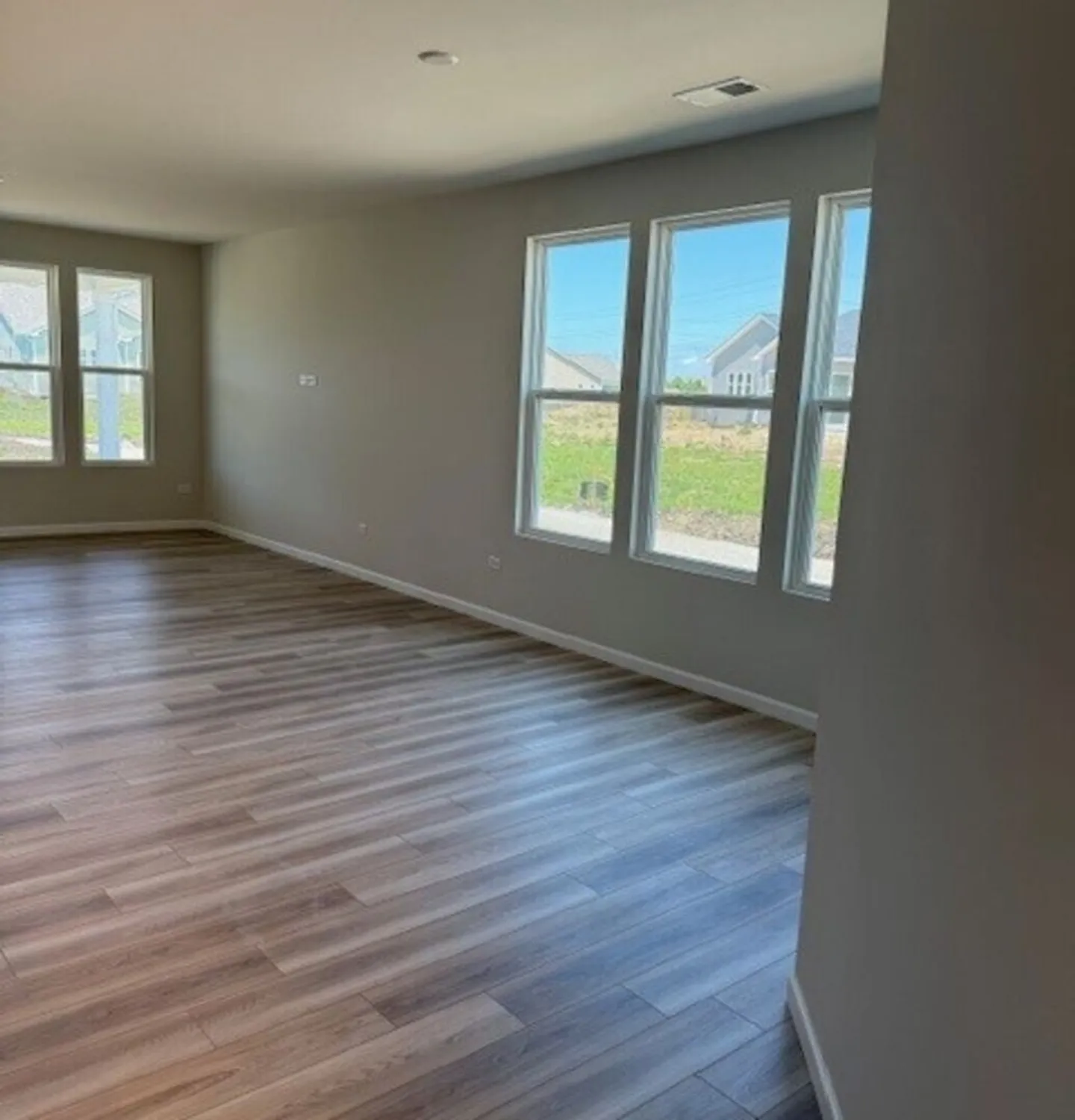 Property Slideshow image 4 of 11 | 3302 wildlight rd, Aurora, IL, 60503