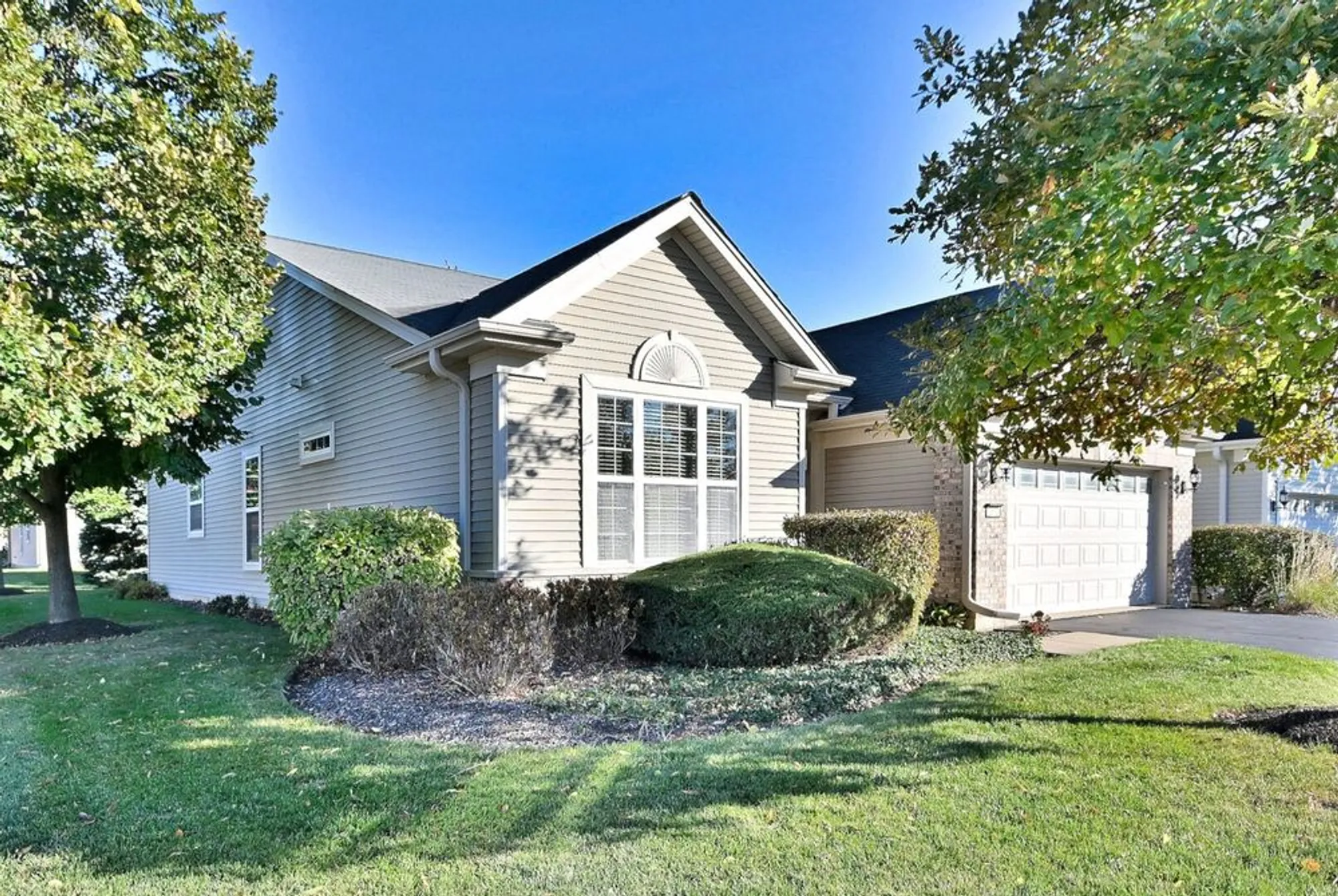 Property Slideshow image 3 of 36 | 2832 beacon point cir, Elgin, IL, 60124