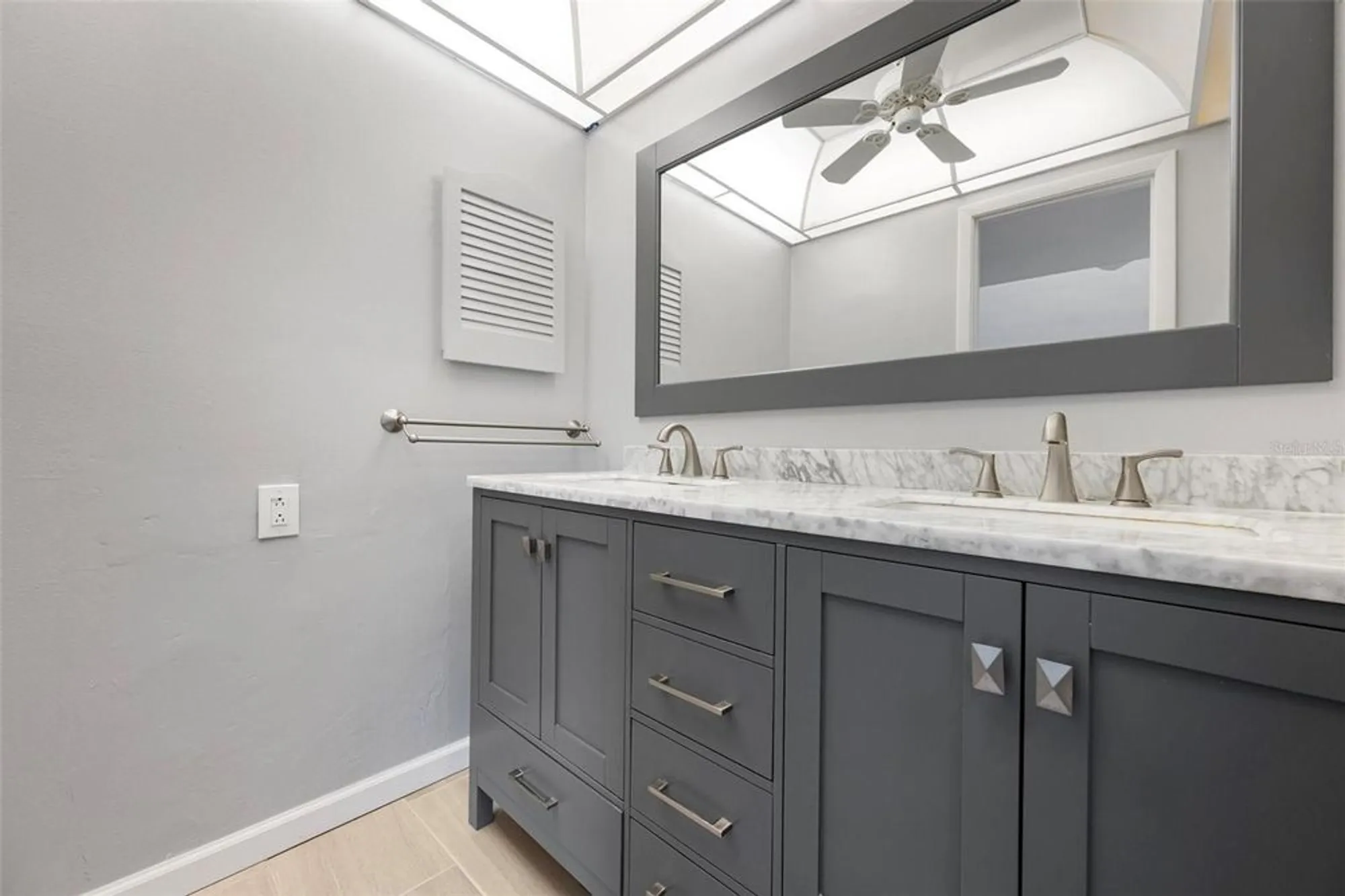 Property Slideshow image 20 of 25 | 2227 circlewood dr # 52, Sarasota, FL, 34231