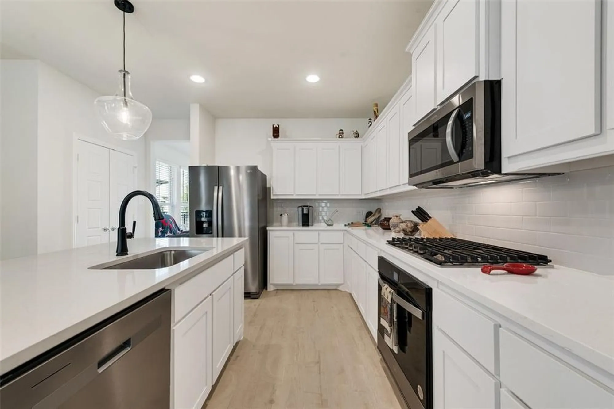 Property Slideshow image 12 of 32 | 2817 livestock dr, Midlothian, TX, 76065