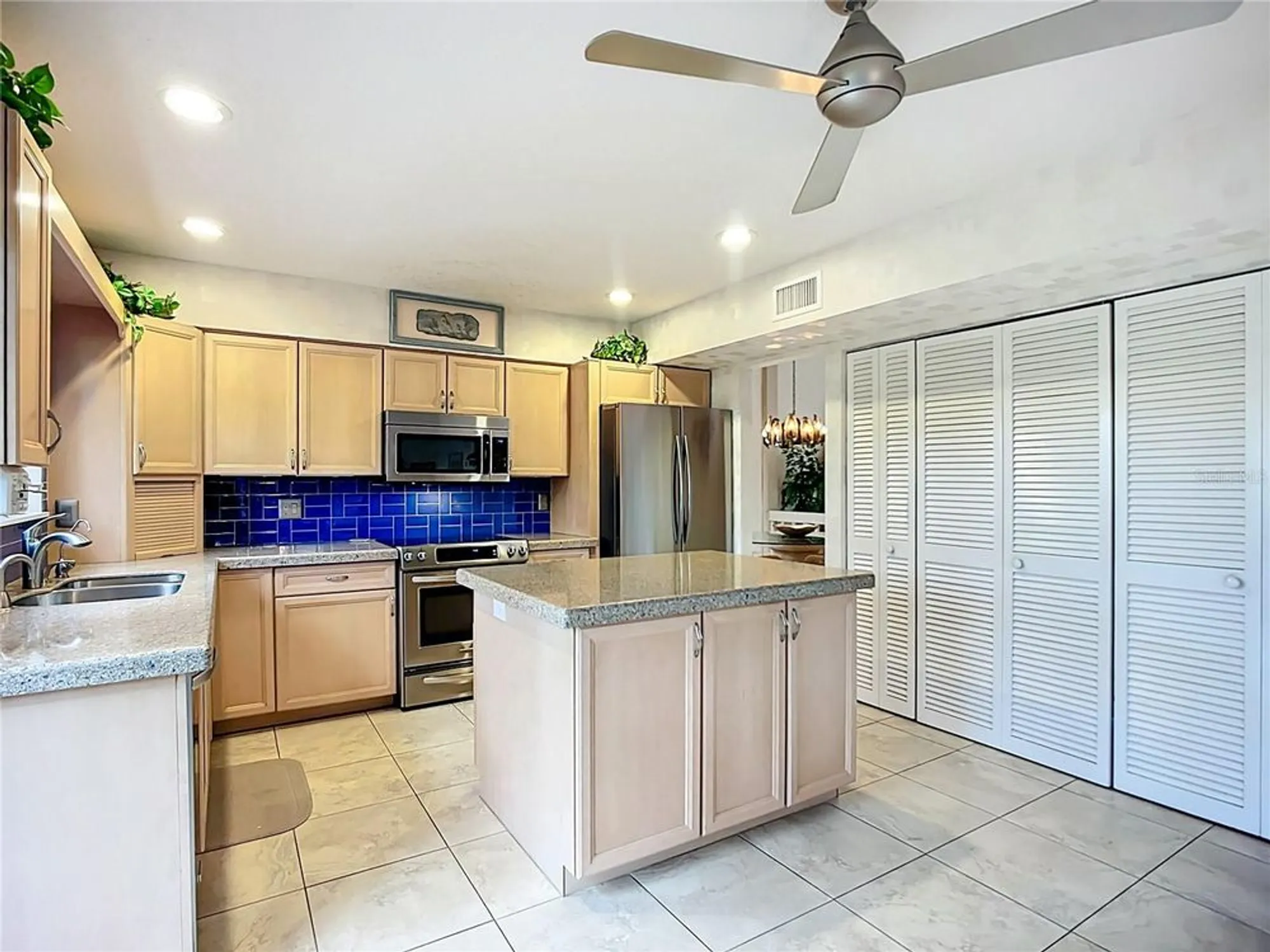 Property Slideshow image 18 of 43 | 4683 oak hollow dr 3, Sarasota, FL, 34241
