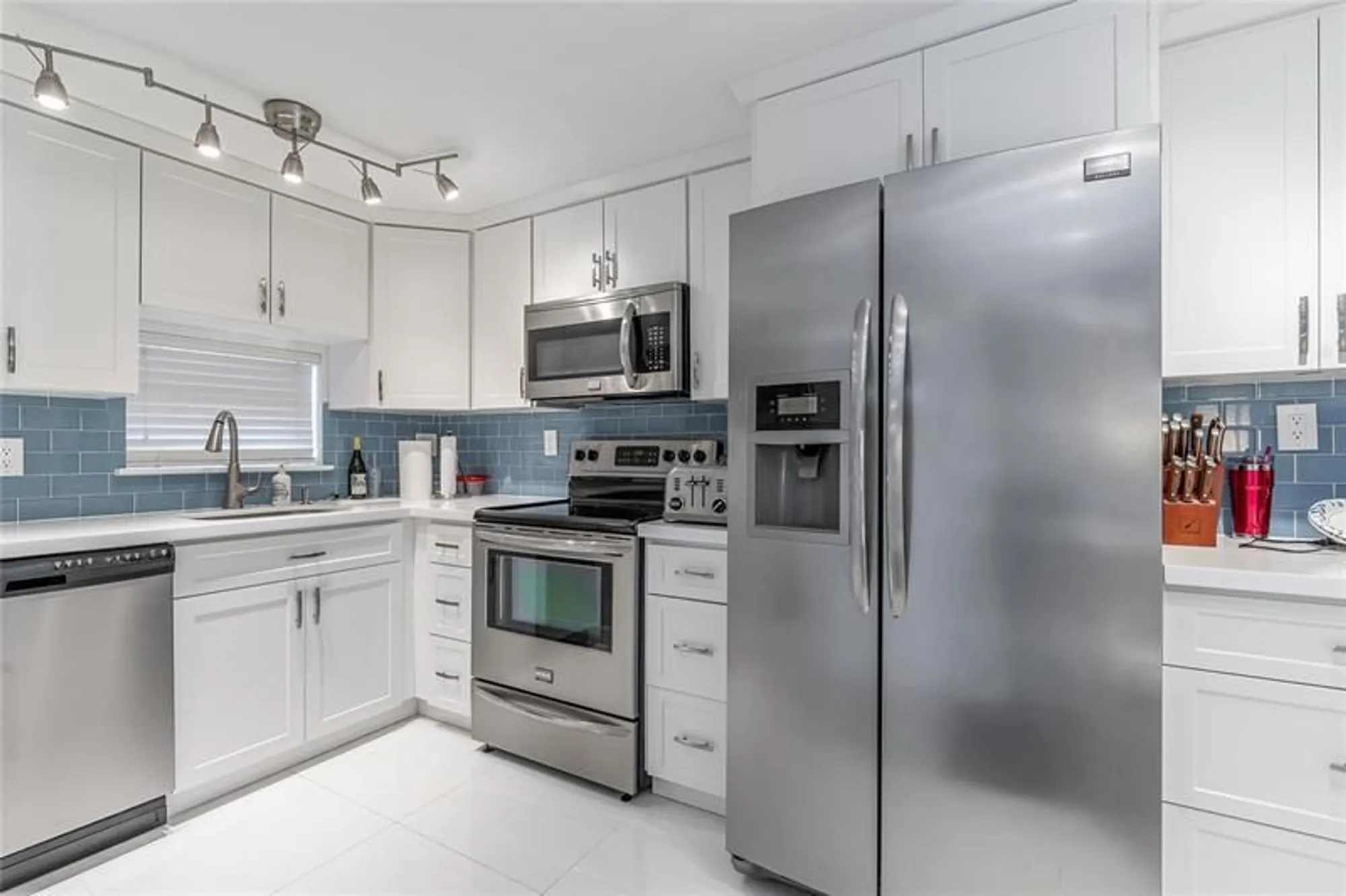 Property Slideshow image 11 of 76 | 811 s hollybrook dr 301, Pembroke Pines, FL, 33025