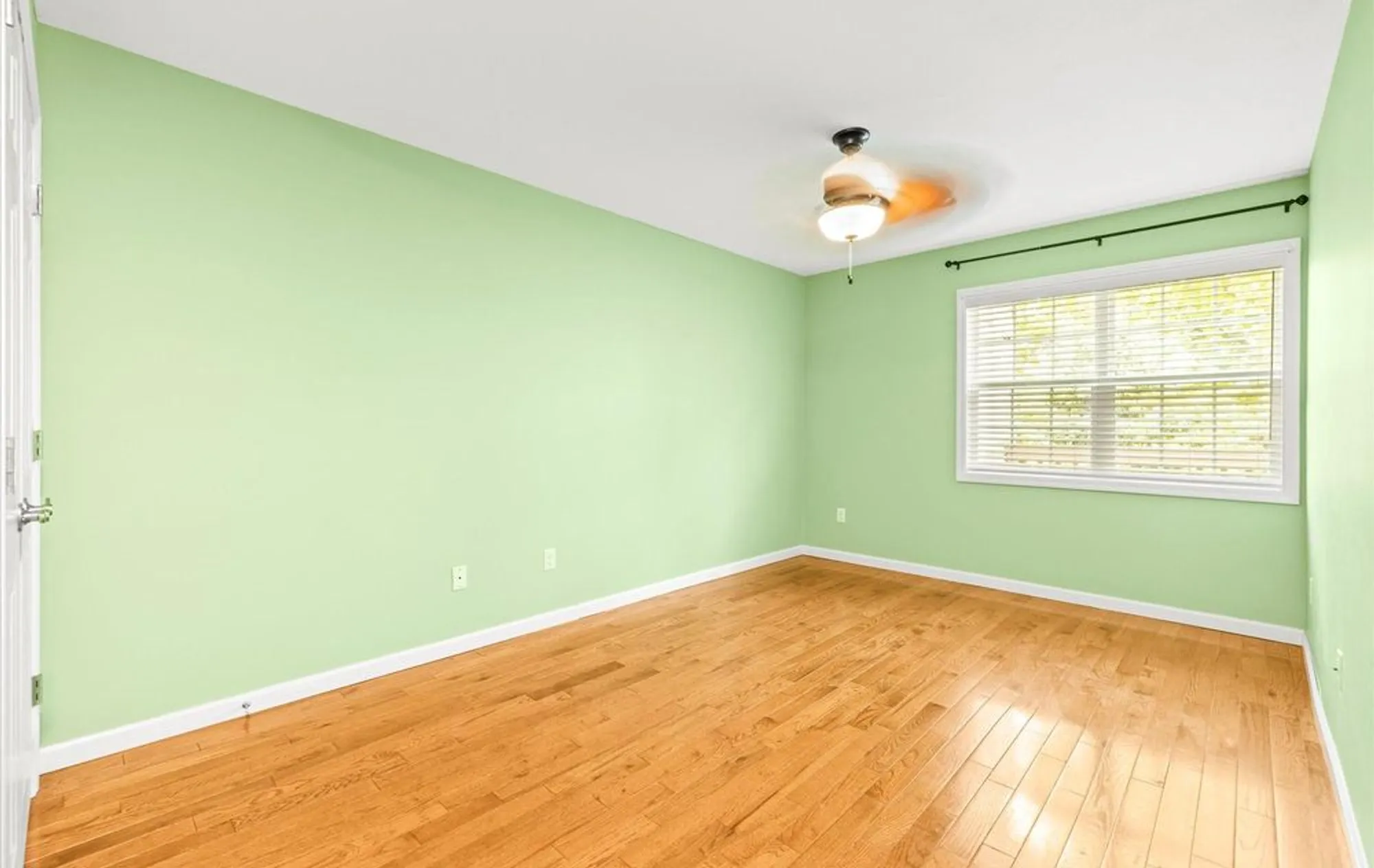 Property Slideshow image 15 of 20 | 1002 willow ln, Valley Stream, NY, 11580