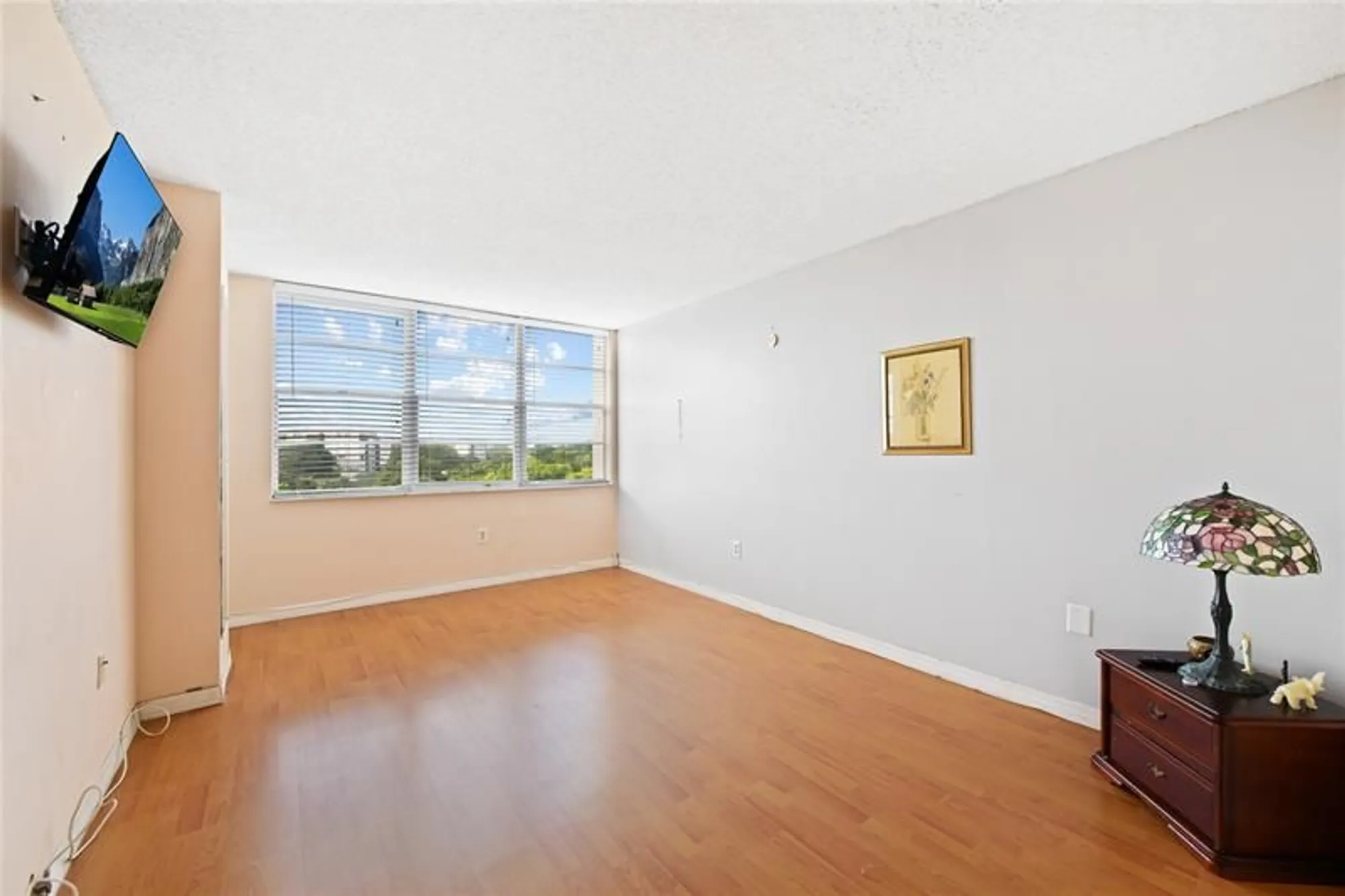 Property Slideshow image 14 of 28 | 1400 saint charles pl 615, Pembroke Pines, FL, 33026