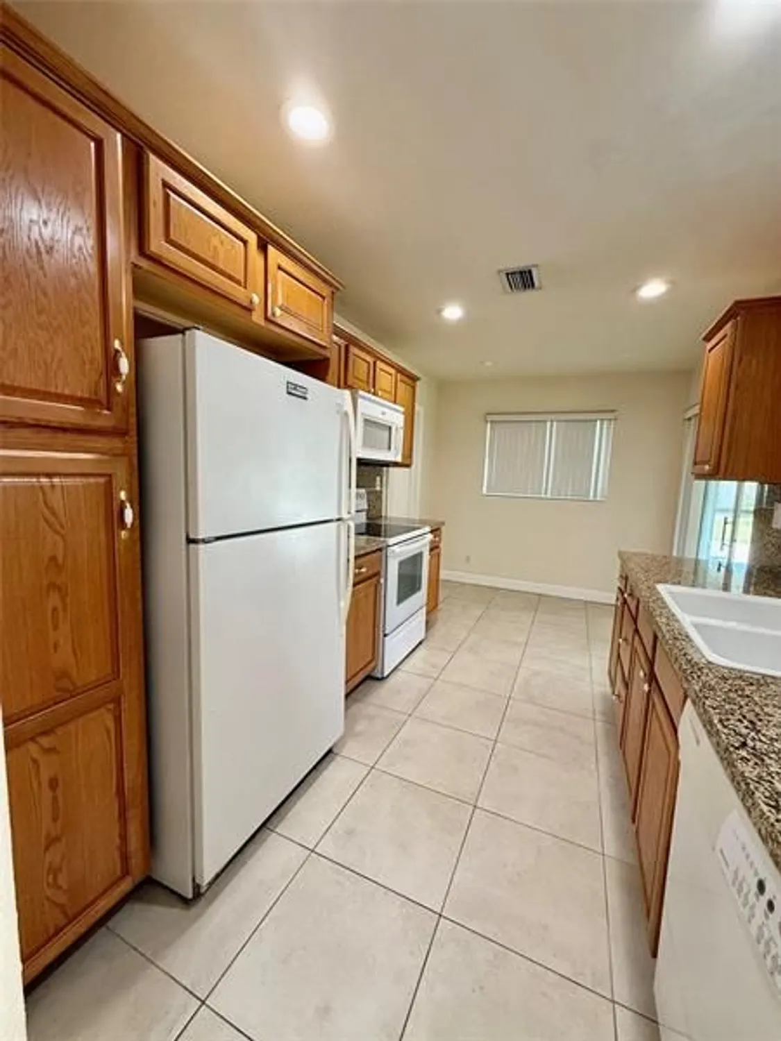 Property Slideshow image 12 of 19 | 4605 nw 49th st, Tamarac, FL, 33319