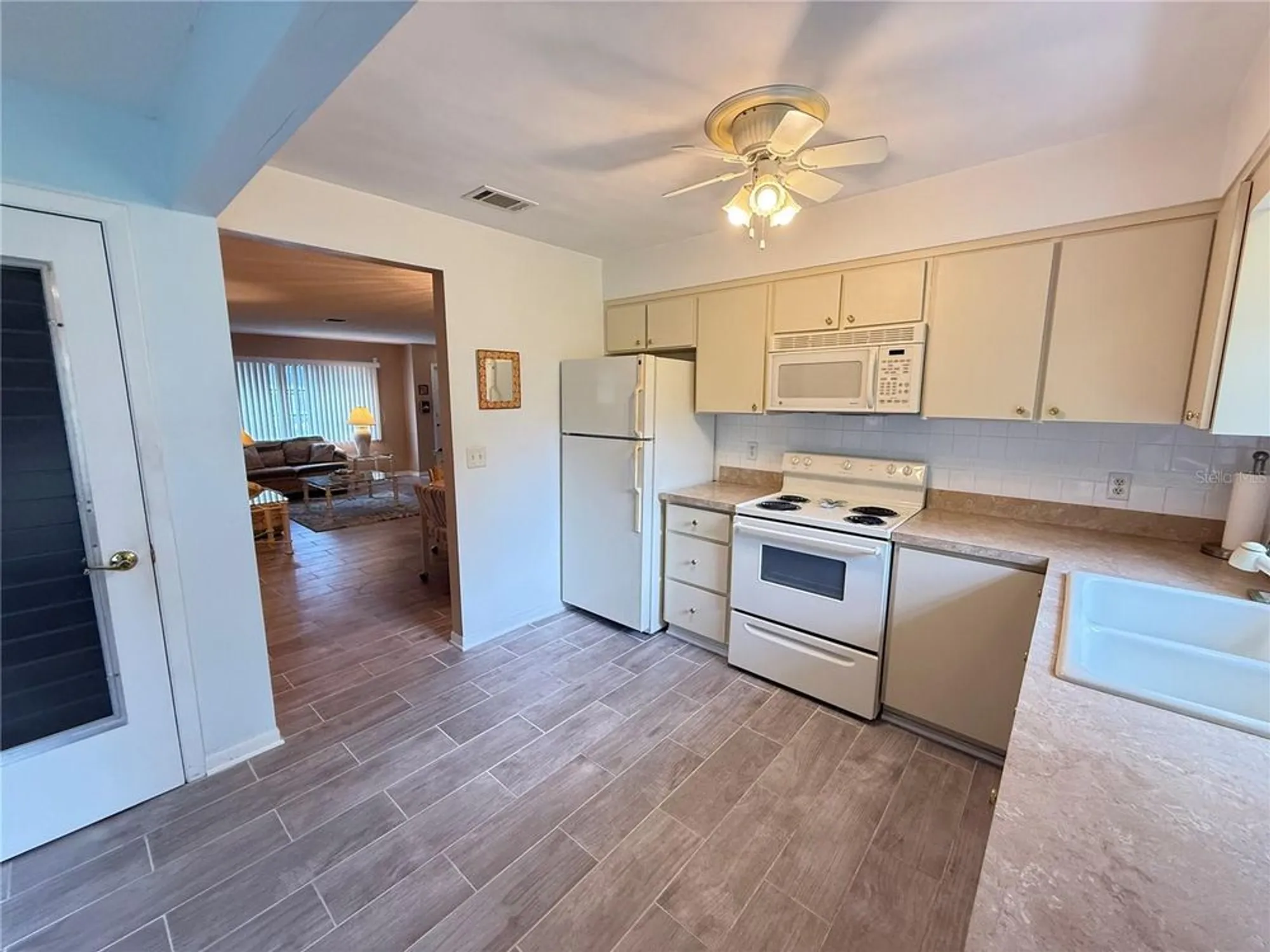 Property Slideshow image 9 of 42 | 8215 burgundy dr n # 8215, Pinellas Park, FL, 33781