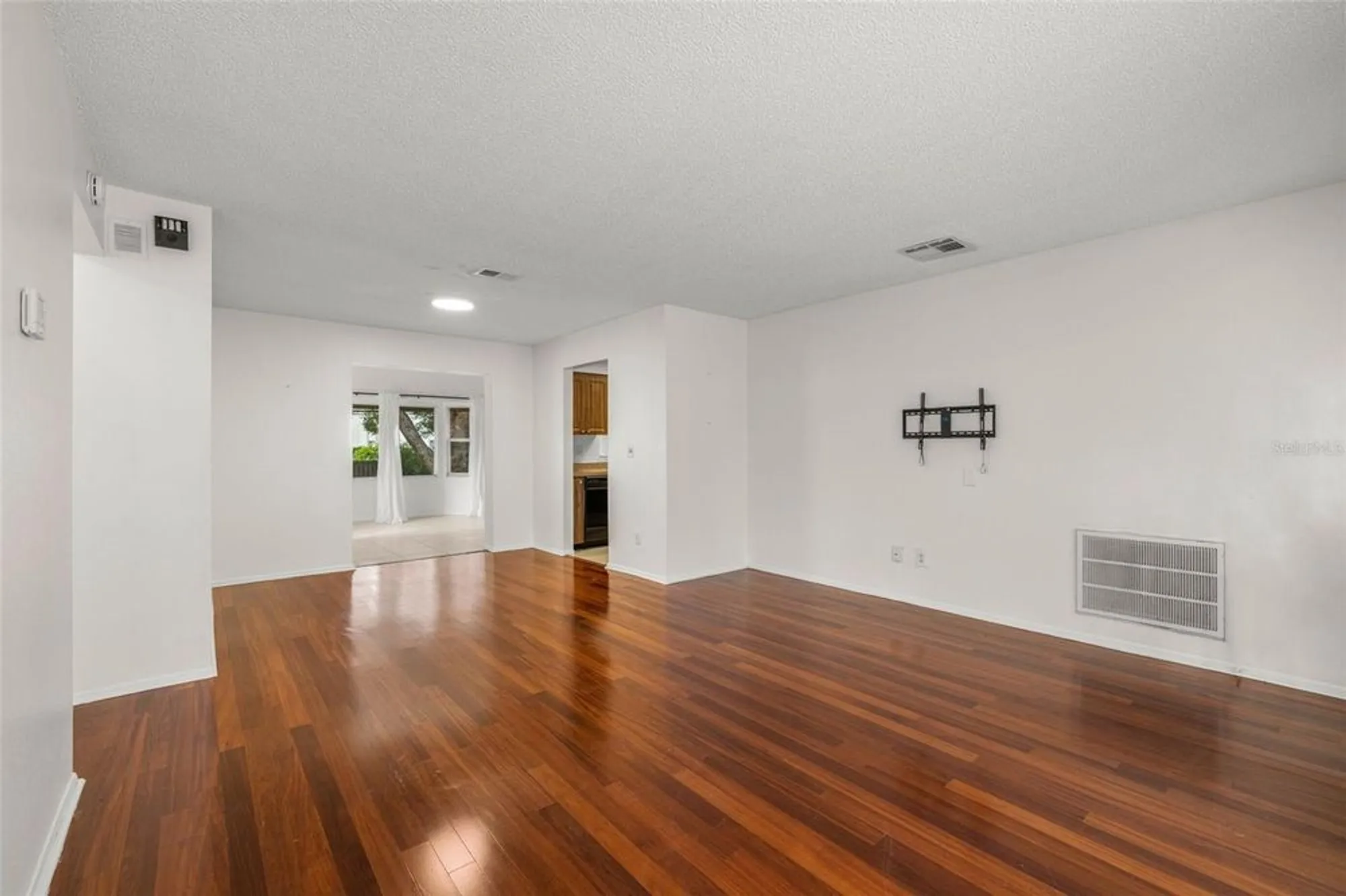 Property Slideshow image 8 of 50 | 142 stafford cir, Palm Harbor, FL, 34684