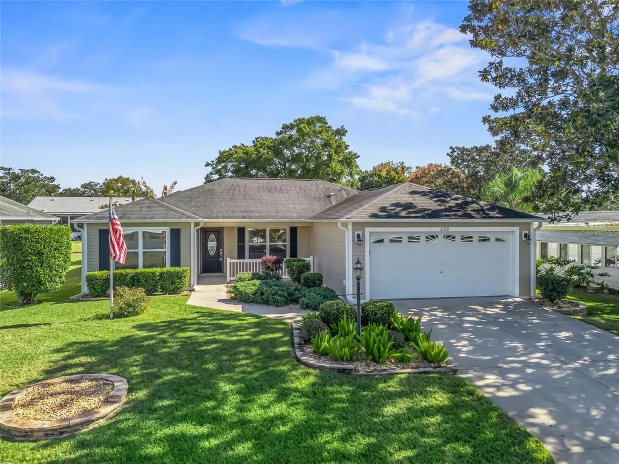 Property Slideshow image 1 of 37 | 828 silver oak ave, Lady Lake, FL, 32159