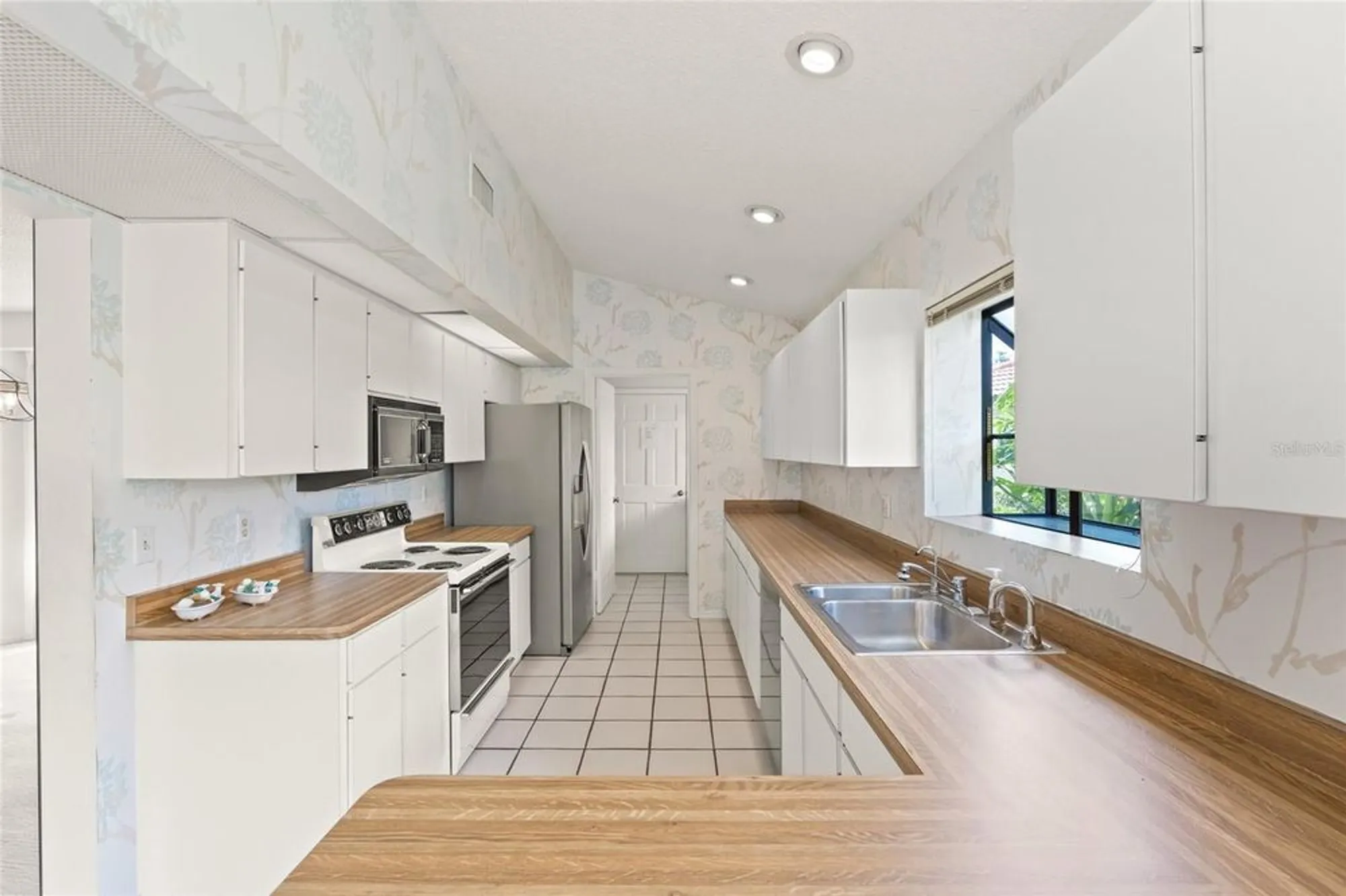 Property Slideshow image 11 of 43 | 7475 oak moss dr 20, Sarasota, FL, 34241