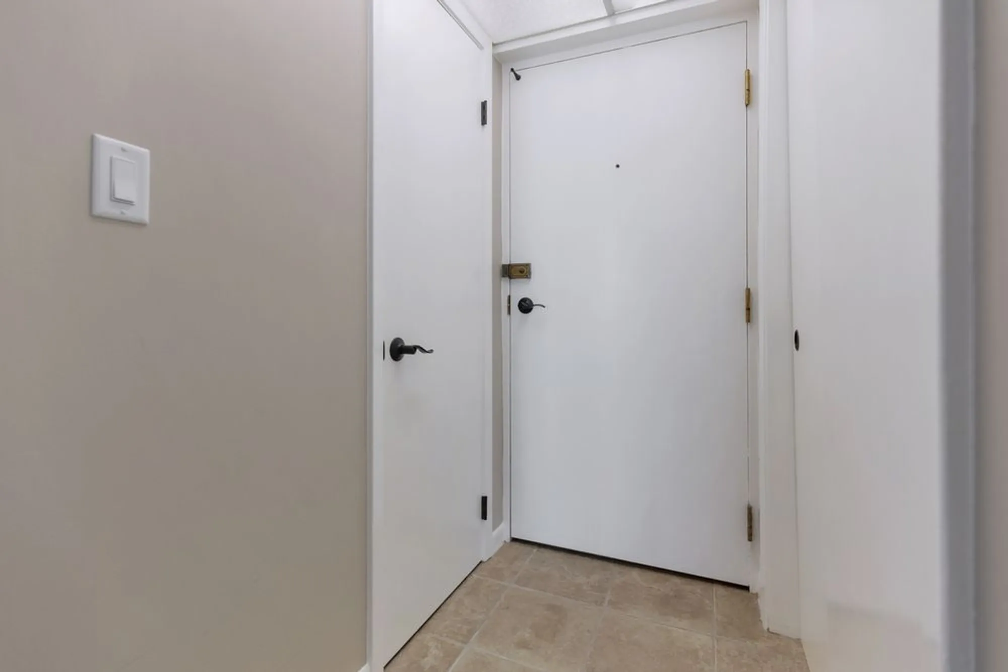 Property Slideshow image 15 of 19 | 2900 maple ave 17e, Downers Grove, IL, 60515