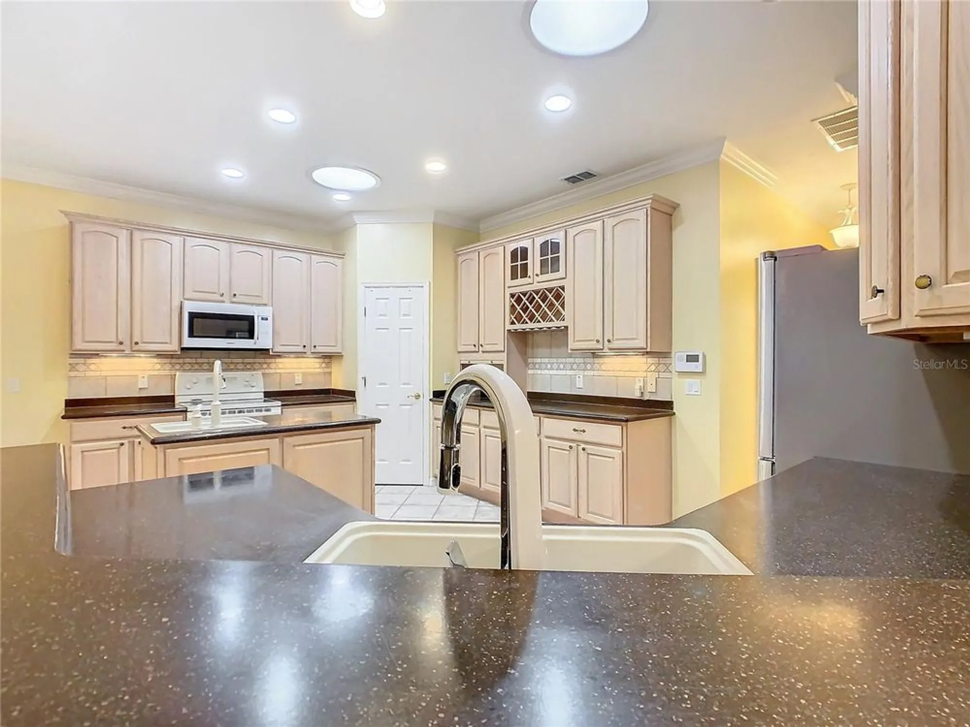 Property Slideshow image 16 of 63 | 100 ventana dr, Kissimmee, FL, 34759