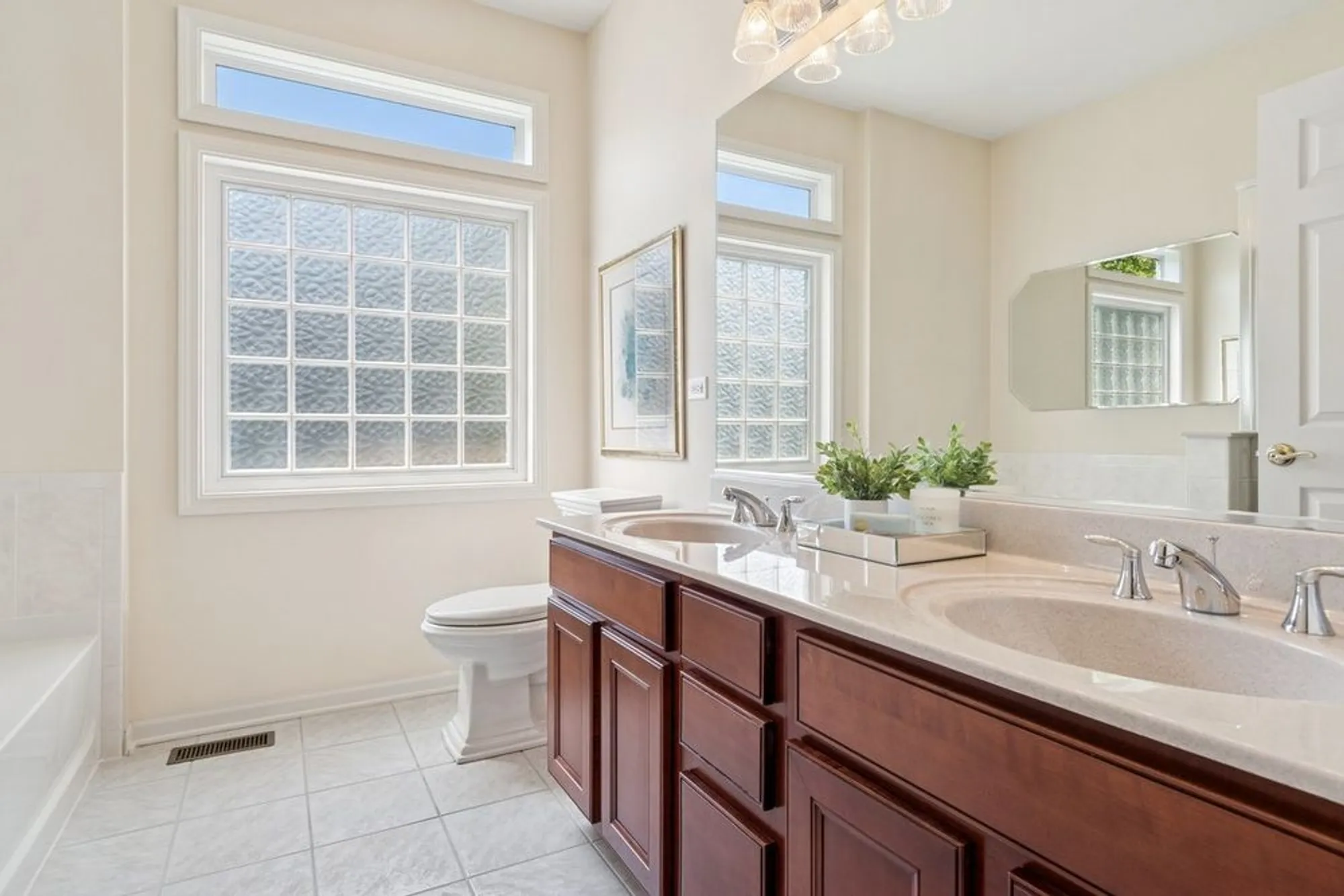 Property Slideshow image 16 of 40 | 1504 mansfield dr, Aurora, IL, 60502
