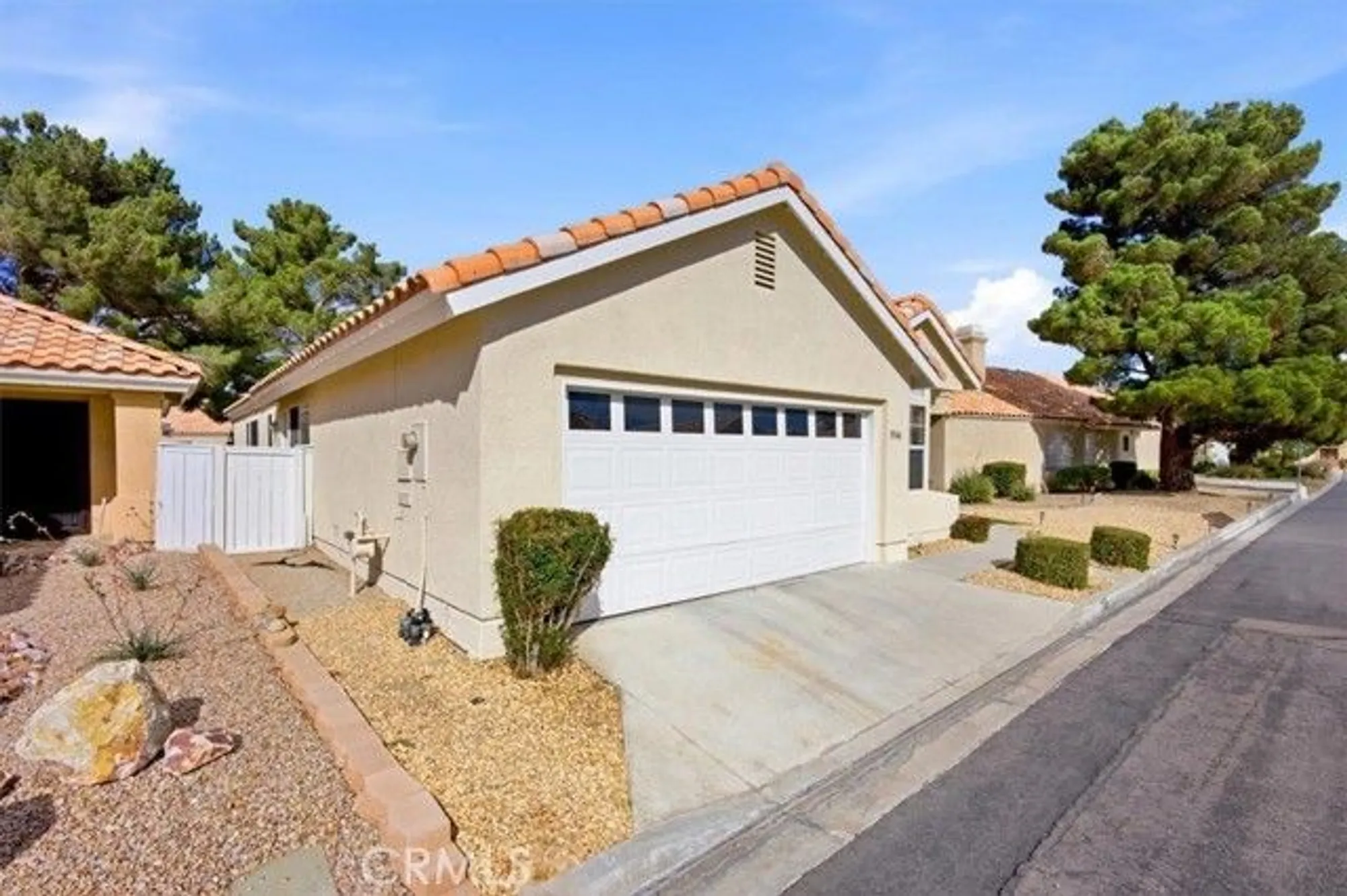 Property Slideshow image 4 of 36 | 19146 oak st, Apple Valley, CA, 92308