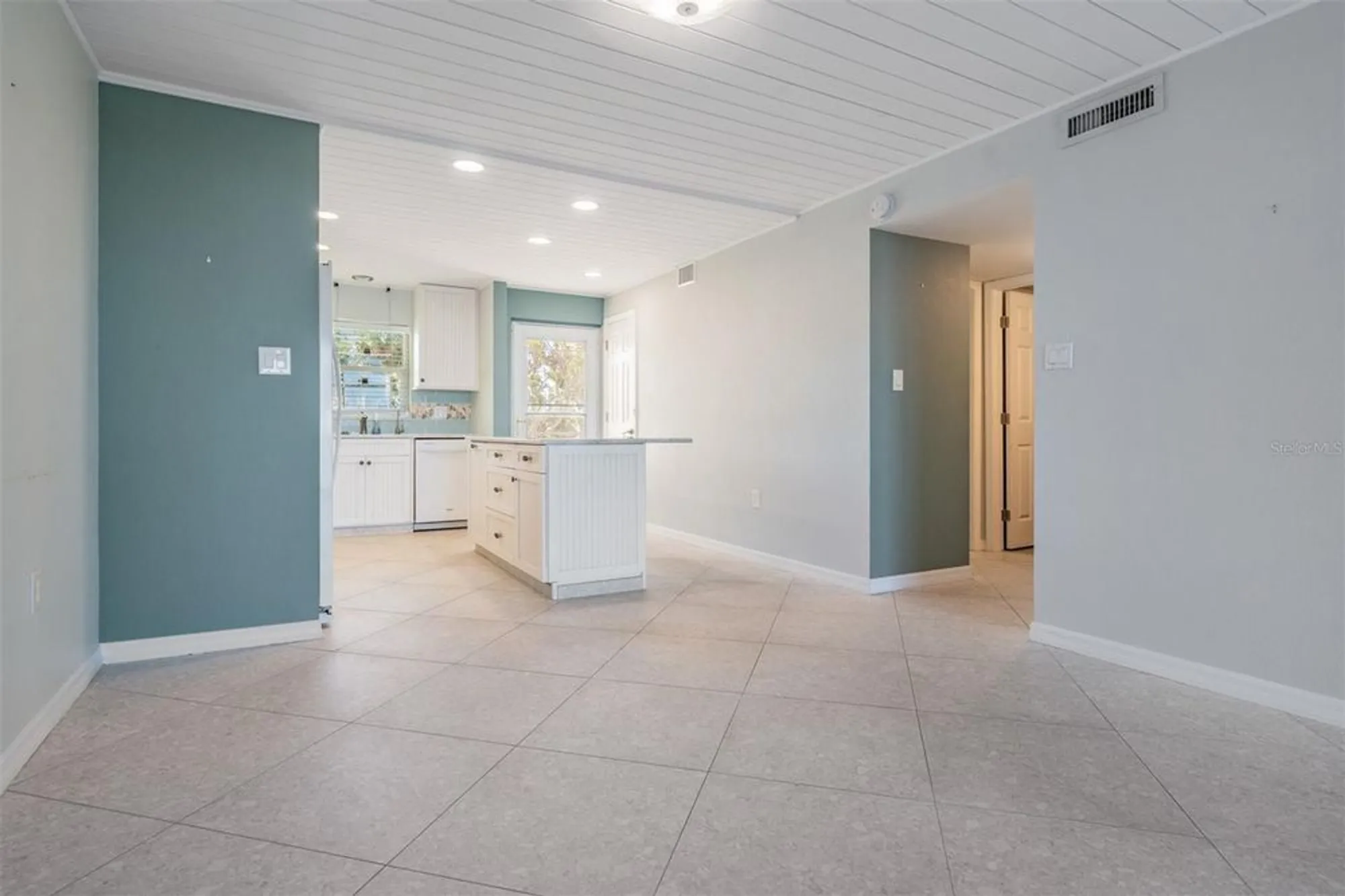 Property Slideshow image 5 of 60 | 9 haig pl 104, Dunedin, FL, 34698