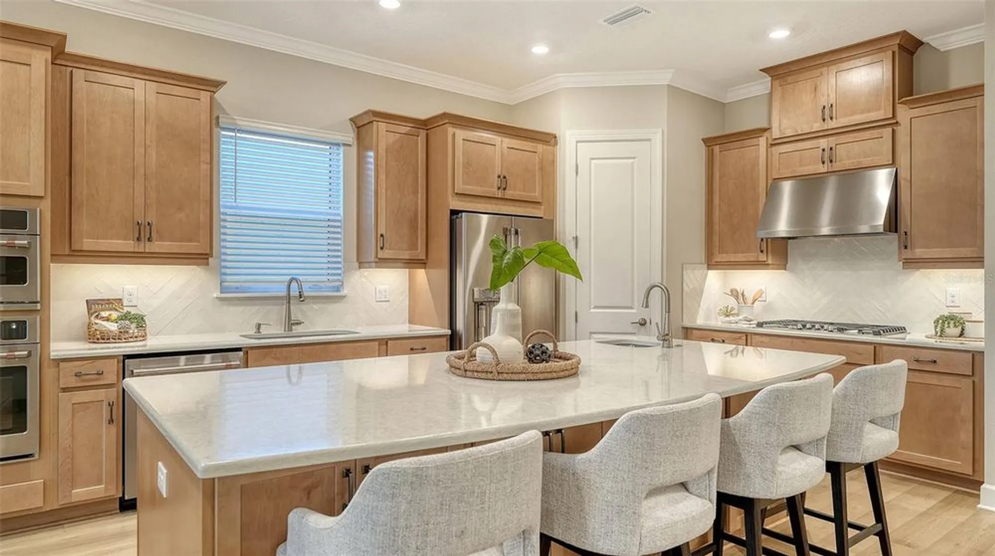 Property Slideshow image 15 of 90 | 16423 isola pl, Lakewood Ranch, FL, 34211