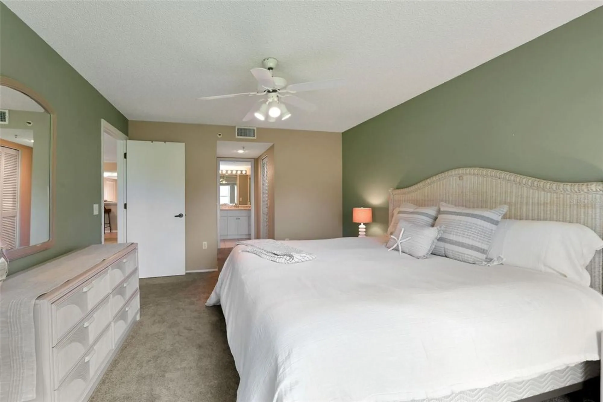 Property Slideshow image 13 of 27 | 6908 drewrys blf 704, Bradenton, FL, 34203