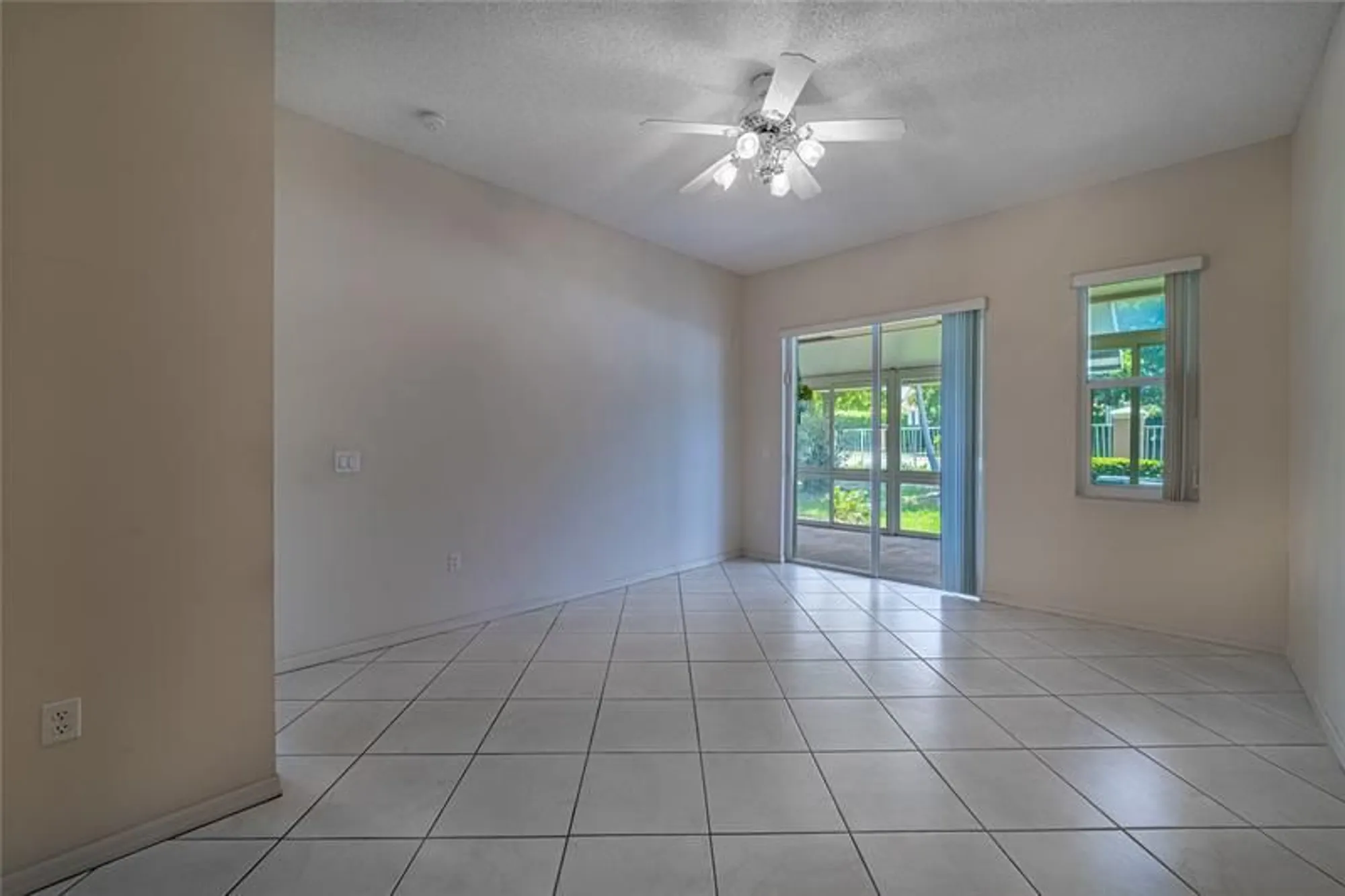 Property Slideshow image 12 of 39 | 10152 lombardy dr # 10152, Tamarac, FL, 33321