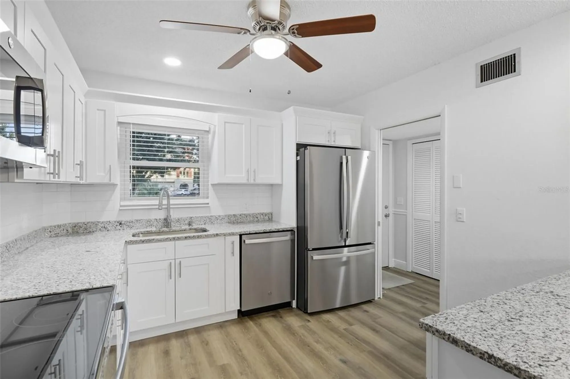 Property Slideshow image 5 of 28 | 2351 irish ln 21, Clearwater, FL, 33763