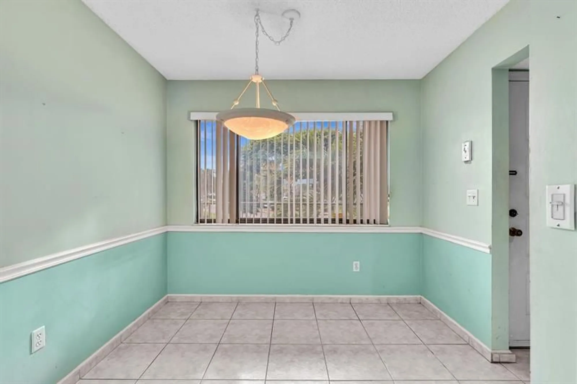 Property Slideshow image 13 of 82 | 10442 e clairmont cir 204, Tamarac, FL, 33321