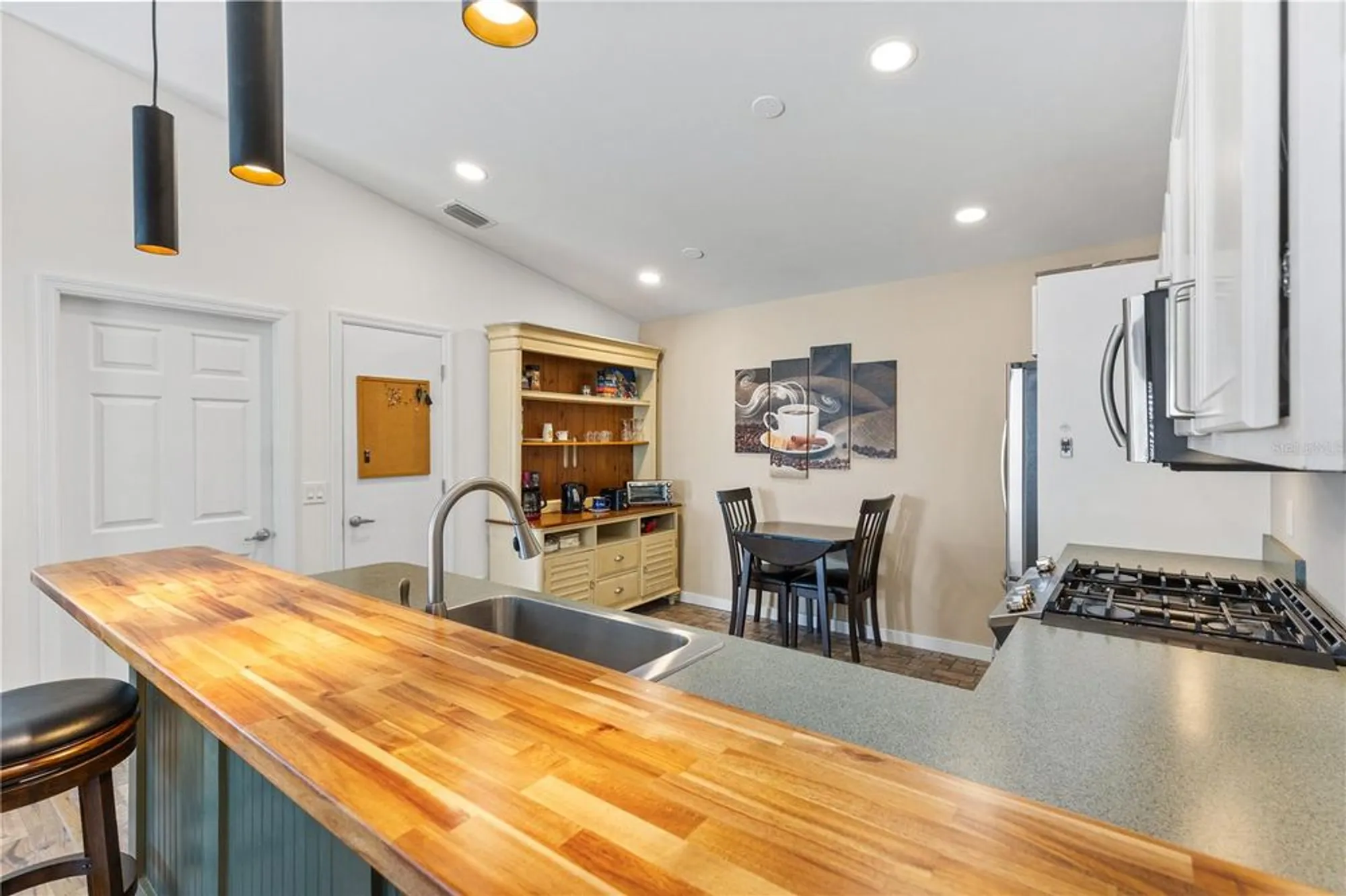 Property Slideshow image 8 of 30 | 17370 se 82nd roslyn ct, The Villages, FL, 32162