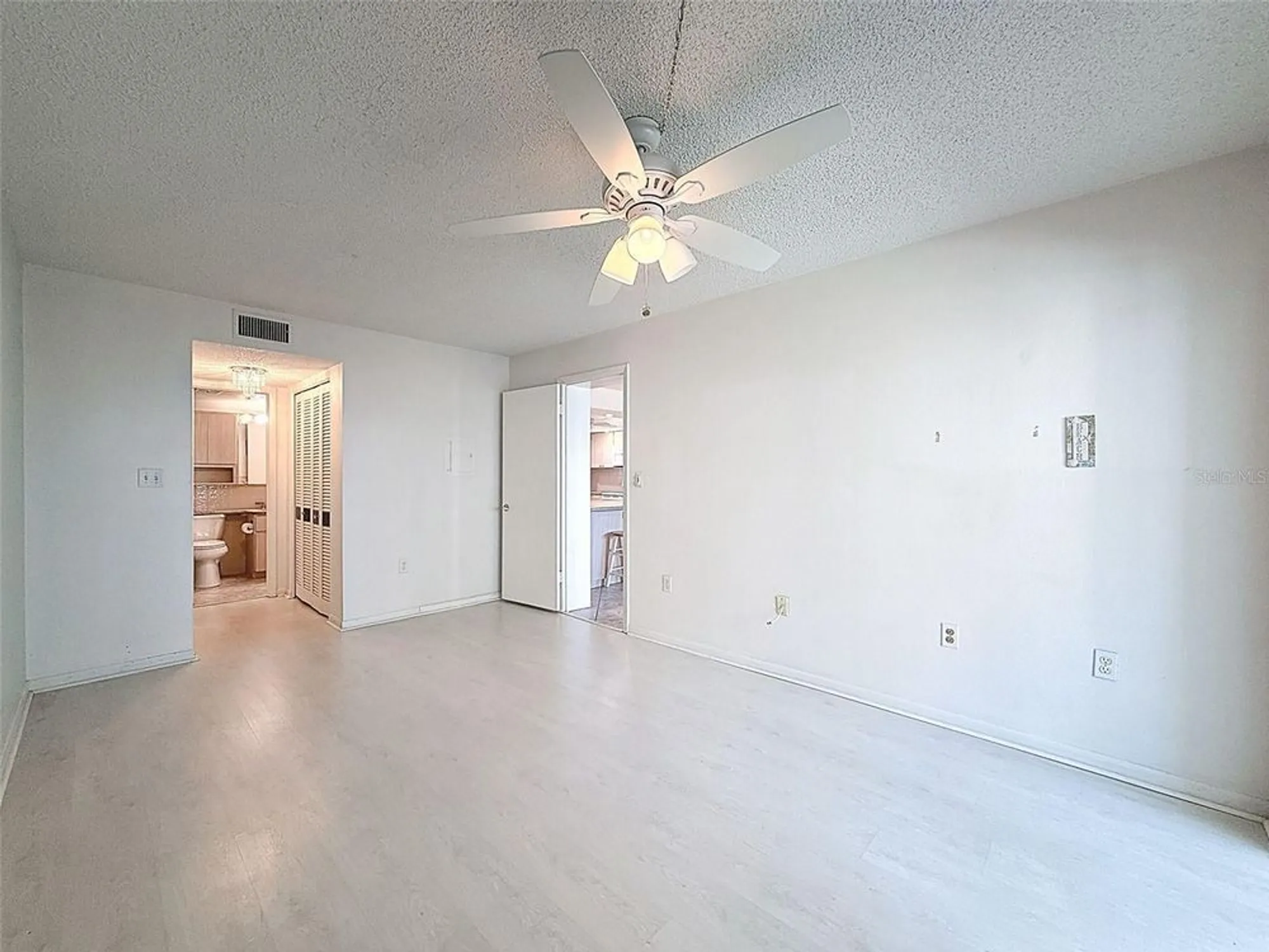 Property Slideshow image 14 of 32 | 4550 cove cir apt 507, St Petersburg, FL, 33708