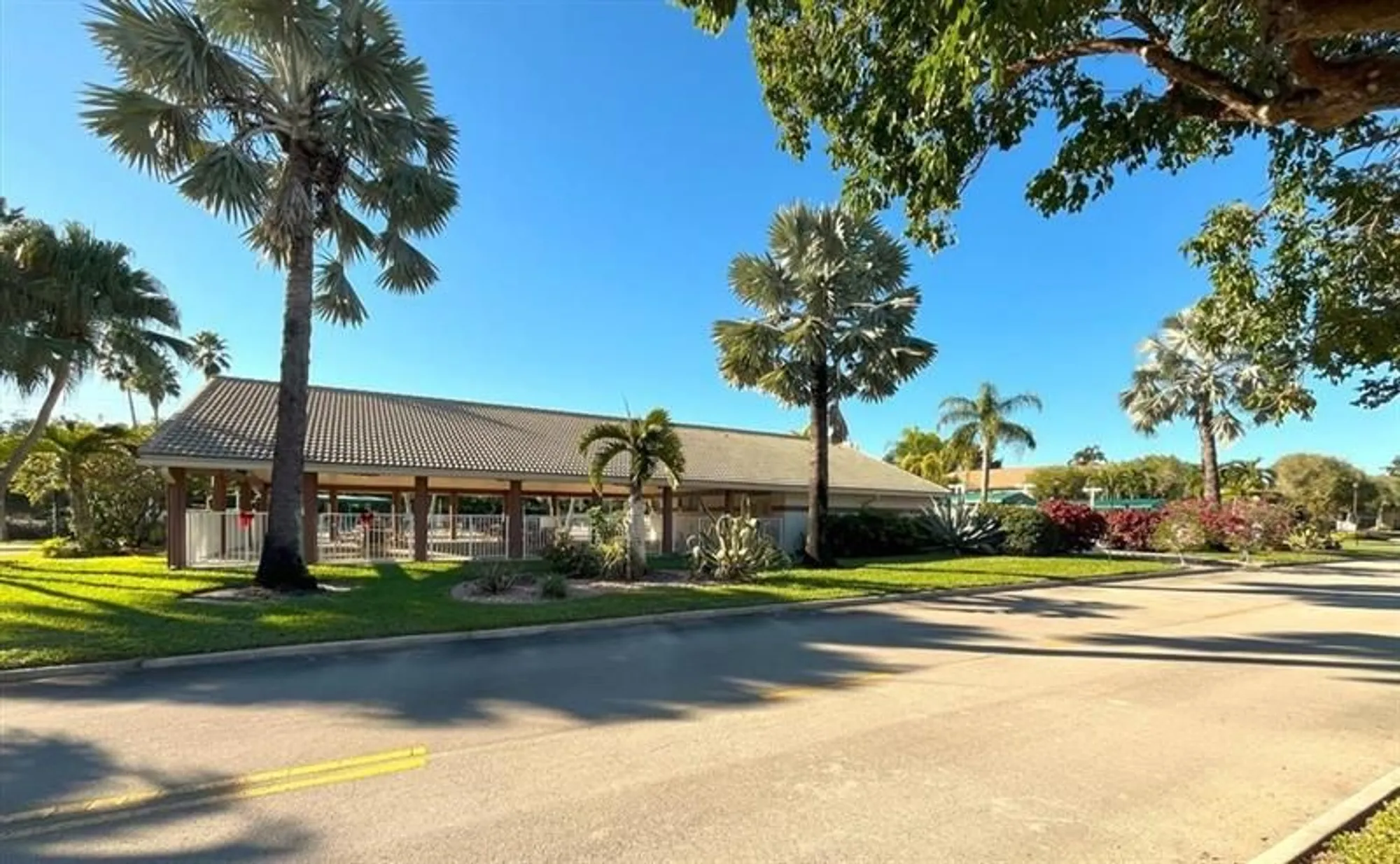 Property Slideshow image 41 of 71 | 7512 n devon dr 210, Tamarac, FL, 33321